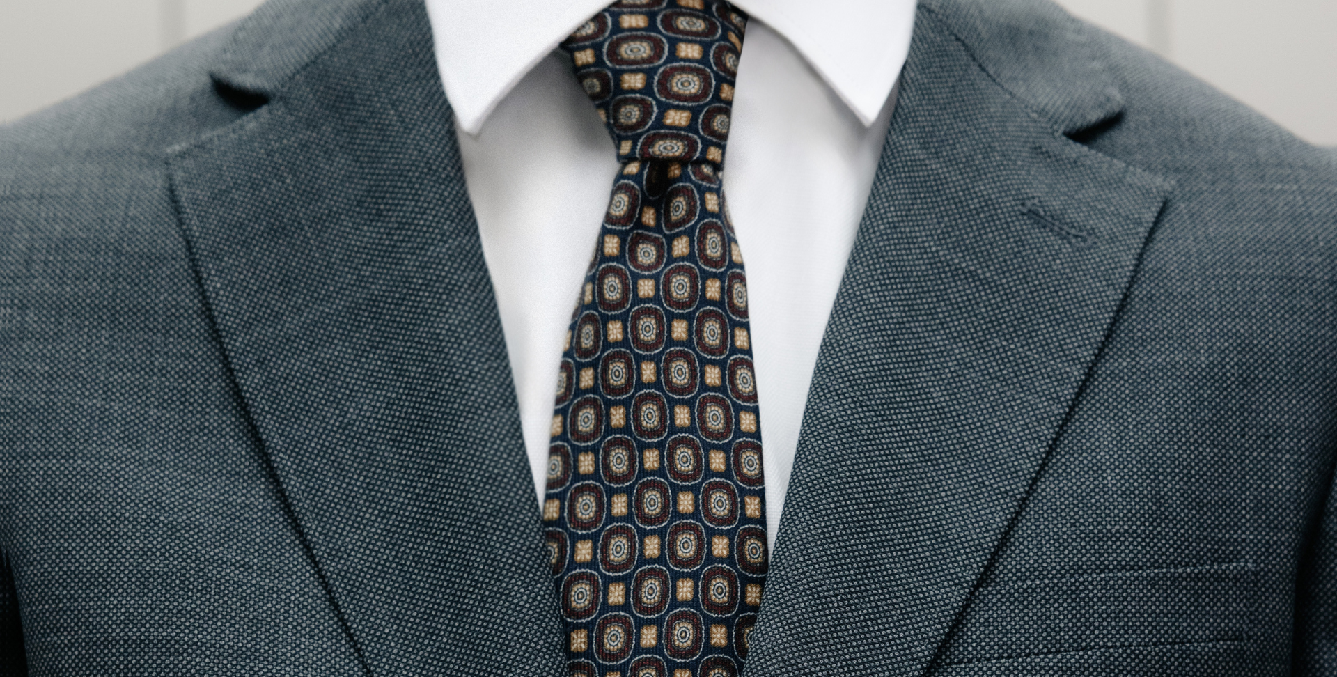 Los mejores tejidos para trajes de hombre: guía de materiales