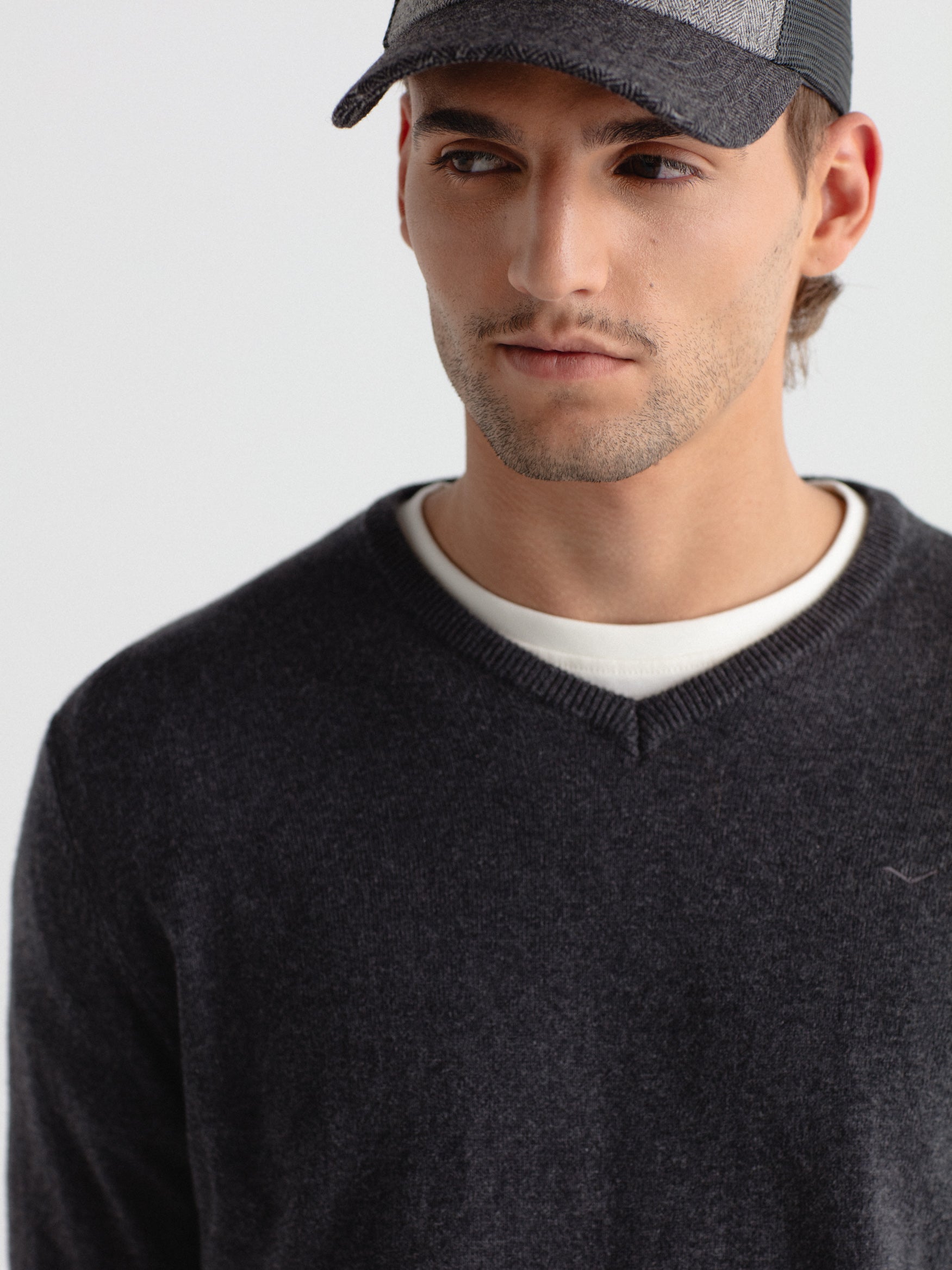 Cashmere sweater with a V-neck.