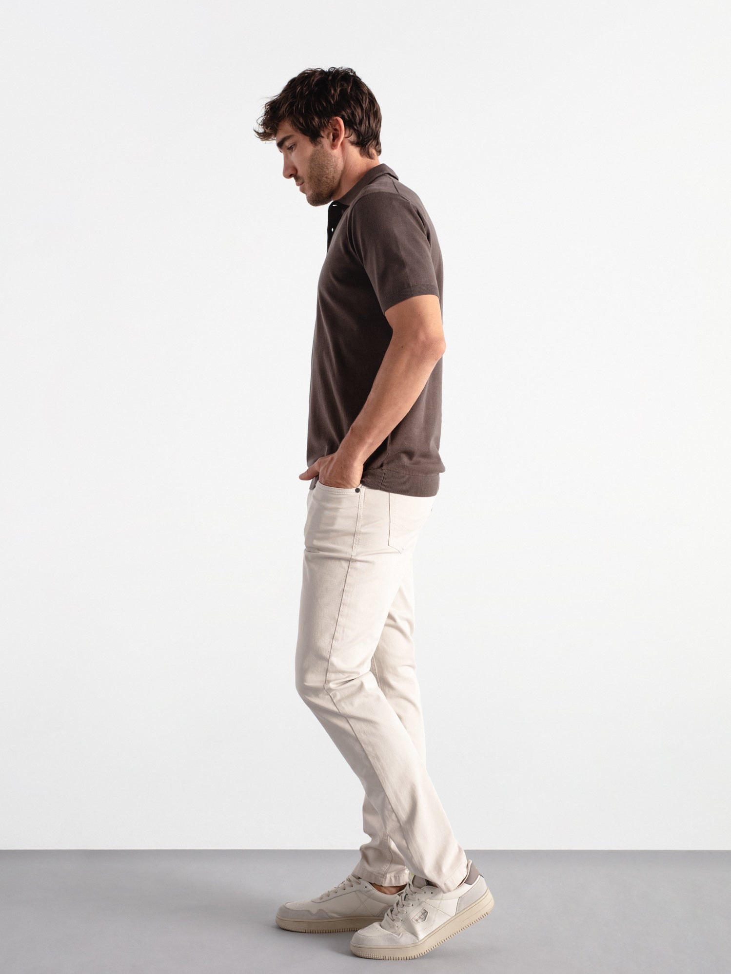 Pantalón slim fit sarga