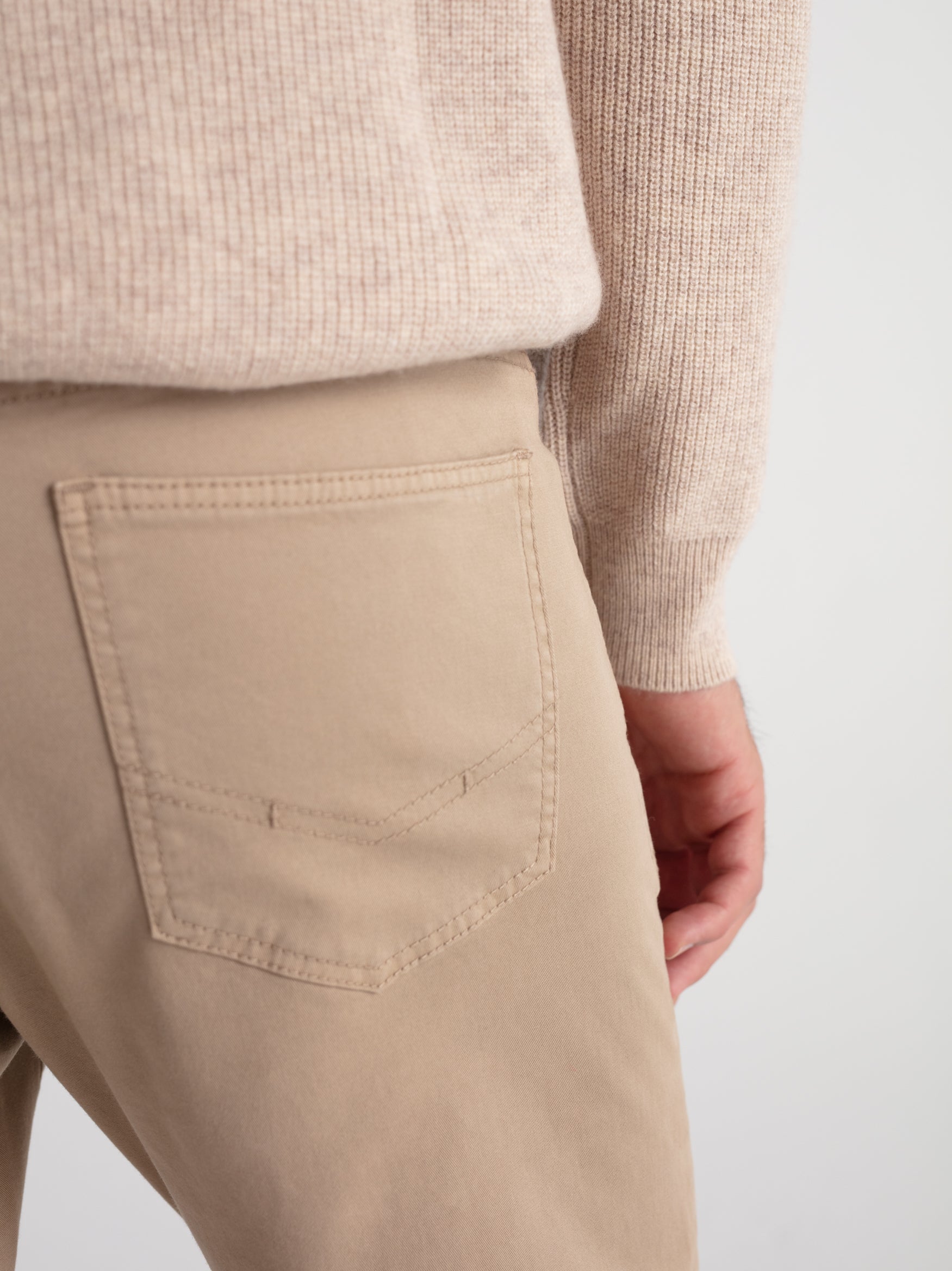 Pantalón slim fit sarga