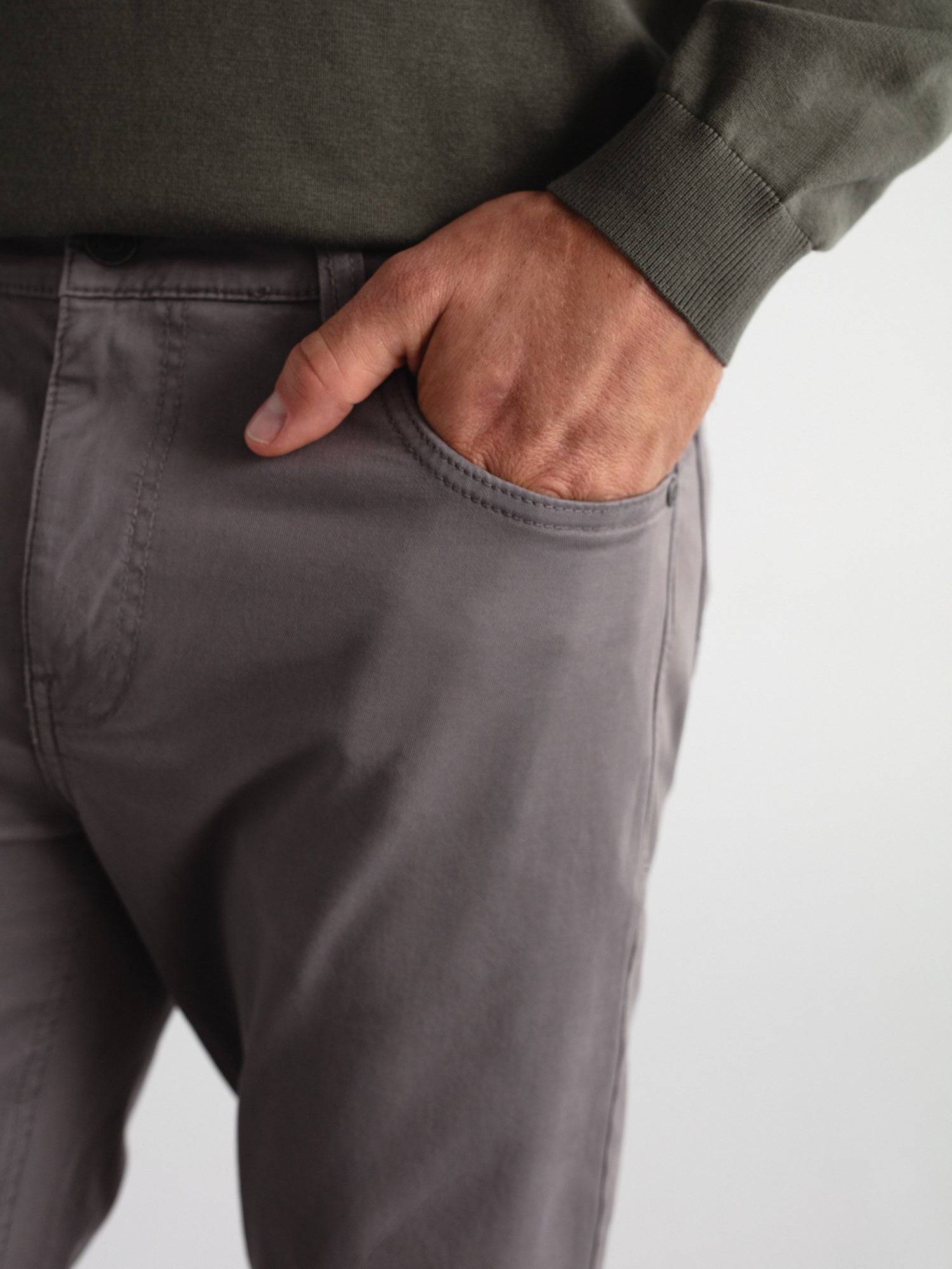 Pantalón slim fit sarga