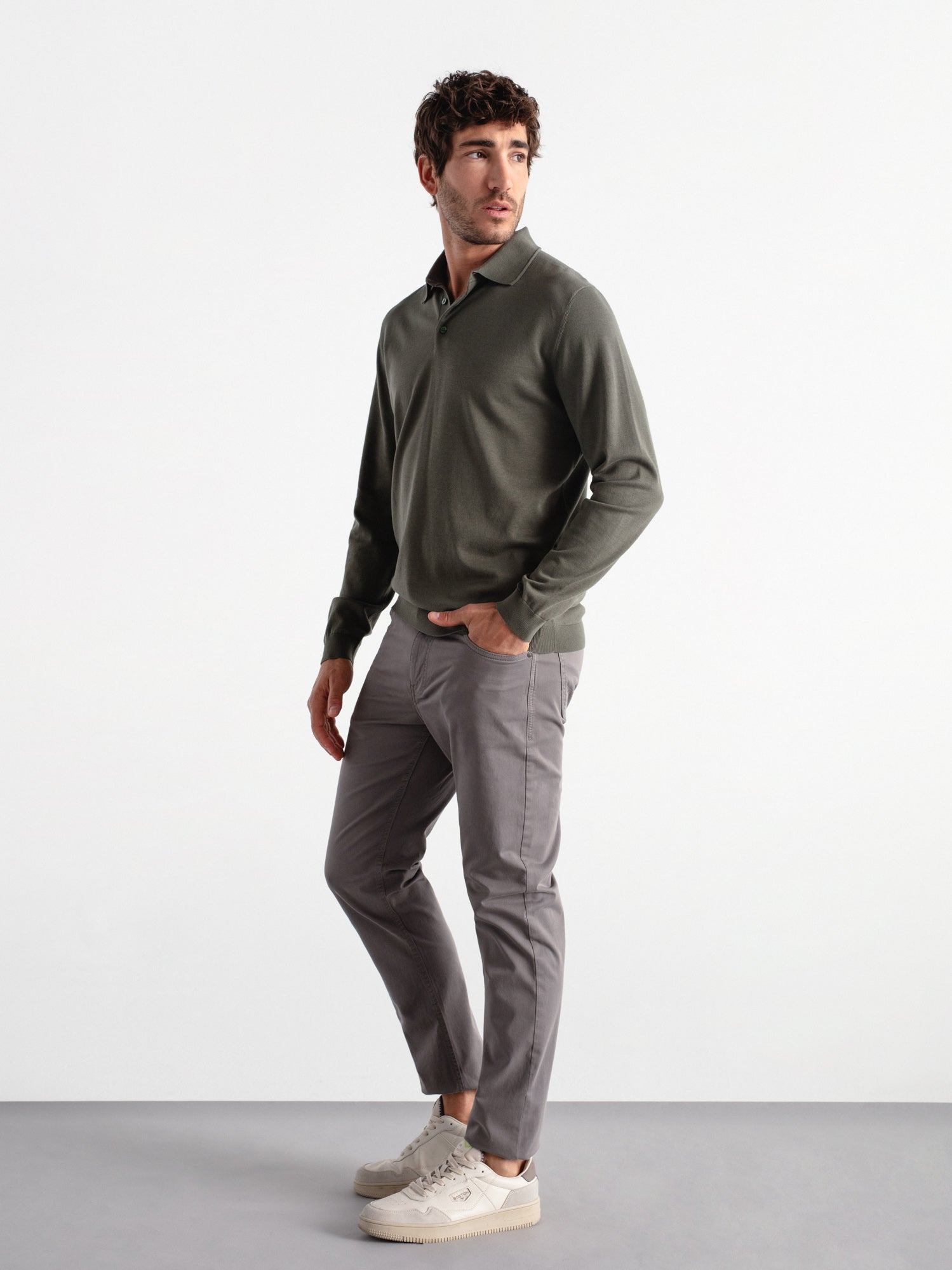 Pantalón slim fit sarga
