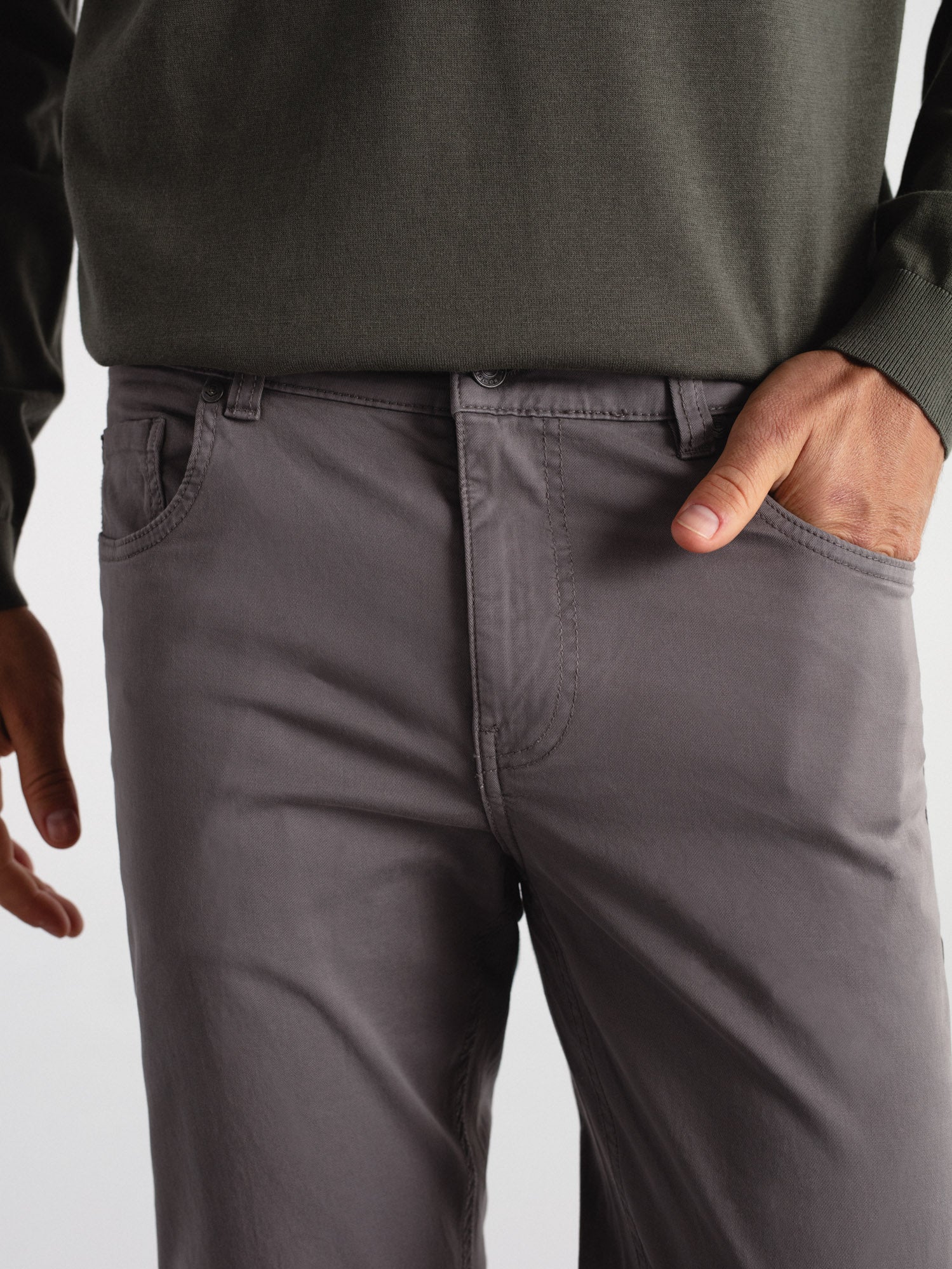 Pantalón slim fit sarga