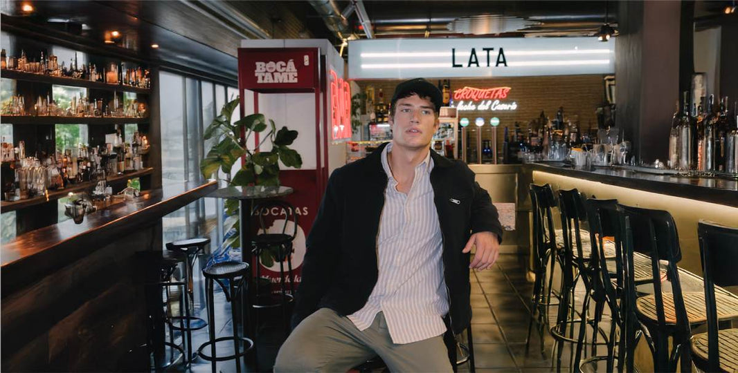 Cómo combinar pantalones verde para hombres