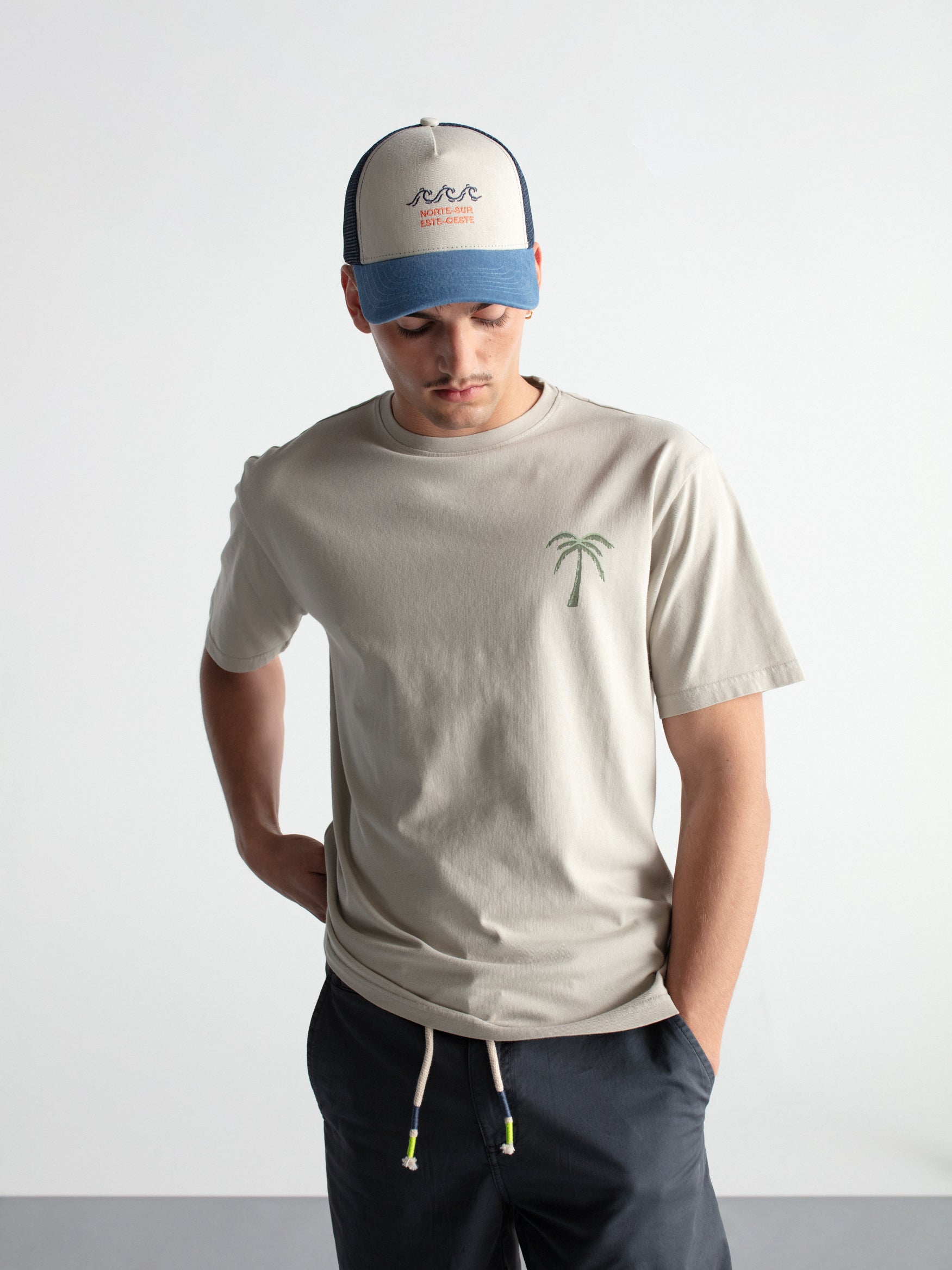 Camiseta confort gráfica "Ventana"