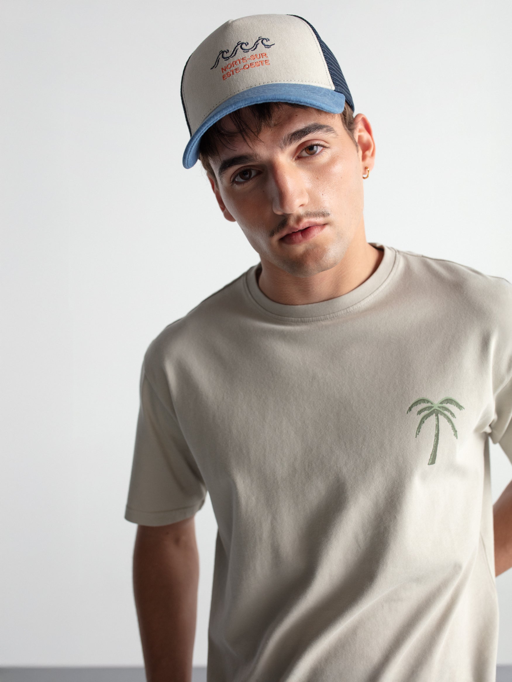 Camiseta confort gráfica "Ventana"