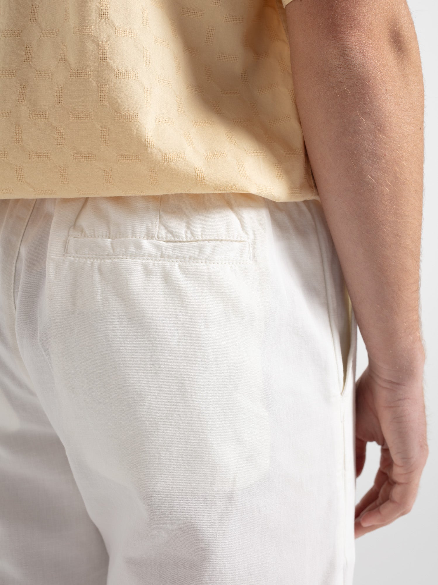 Pantalón de lino con pinzas