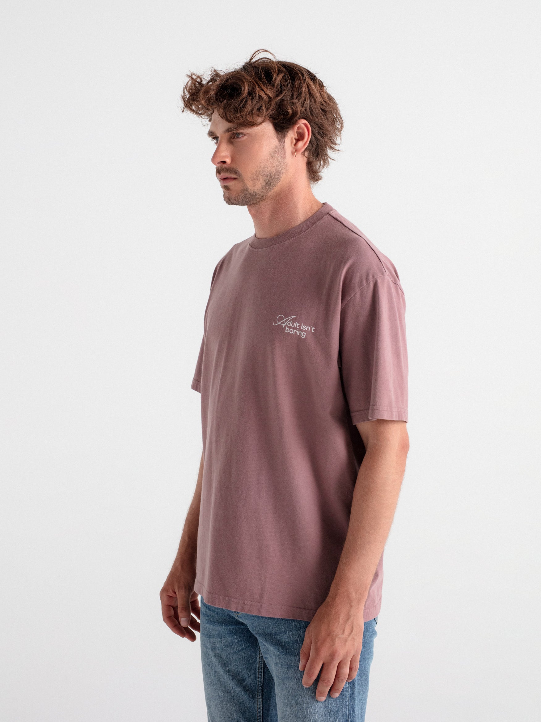 Camiseta oversize "Adult isn't boring"