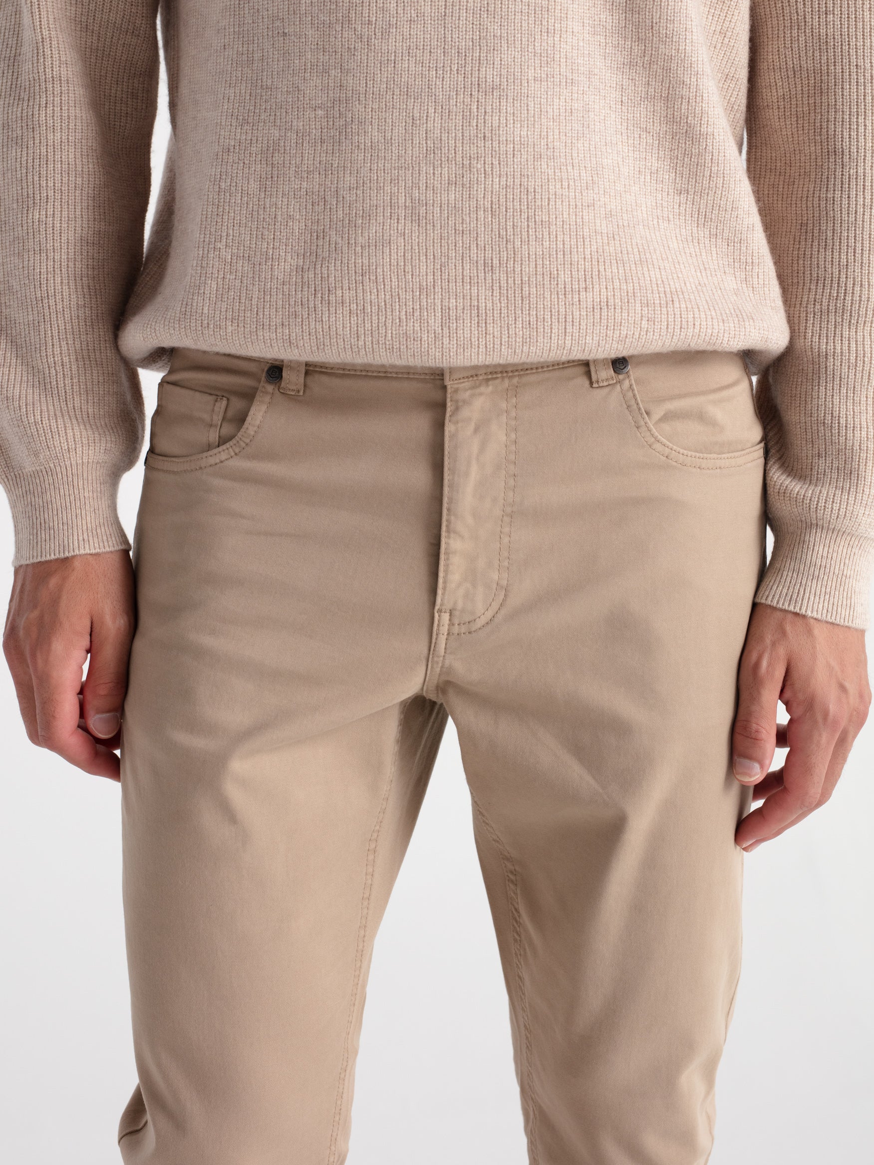 Pantalón slim fit sarga