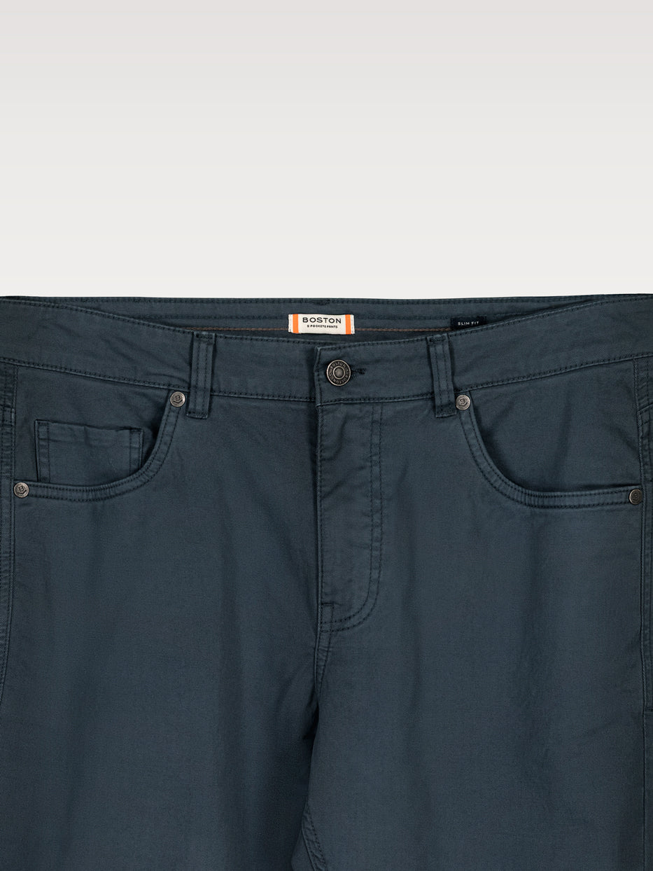 Pantalón slim fit sarga