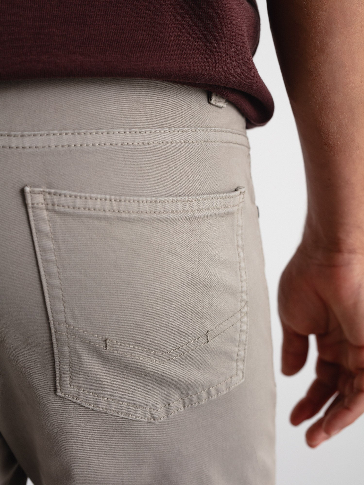 Pantalón slim fit sarga