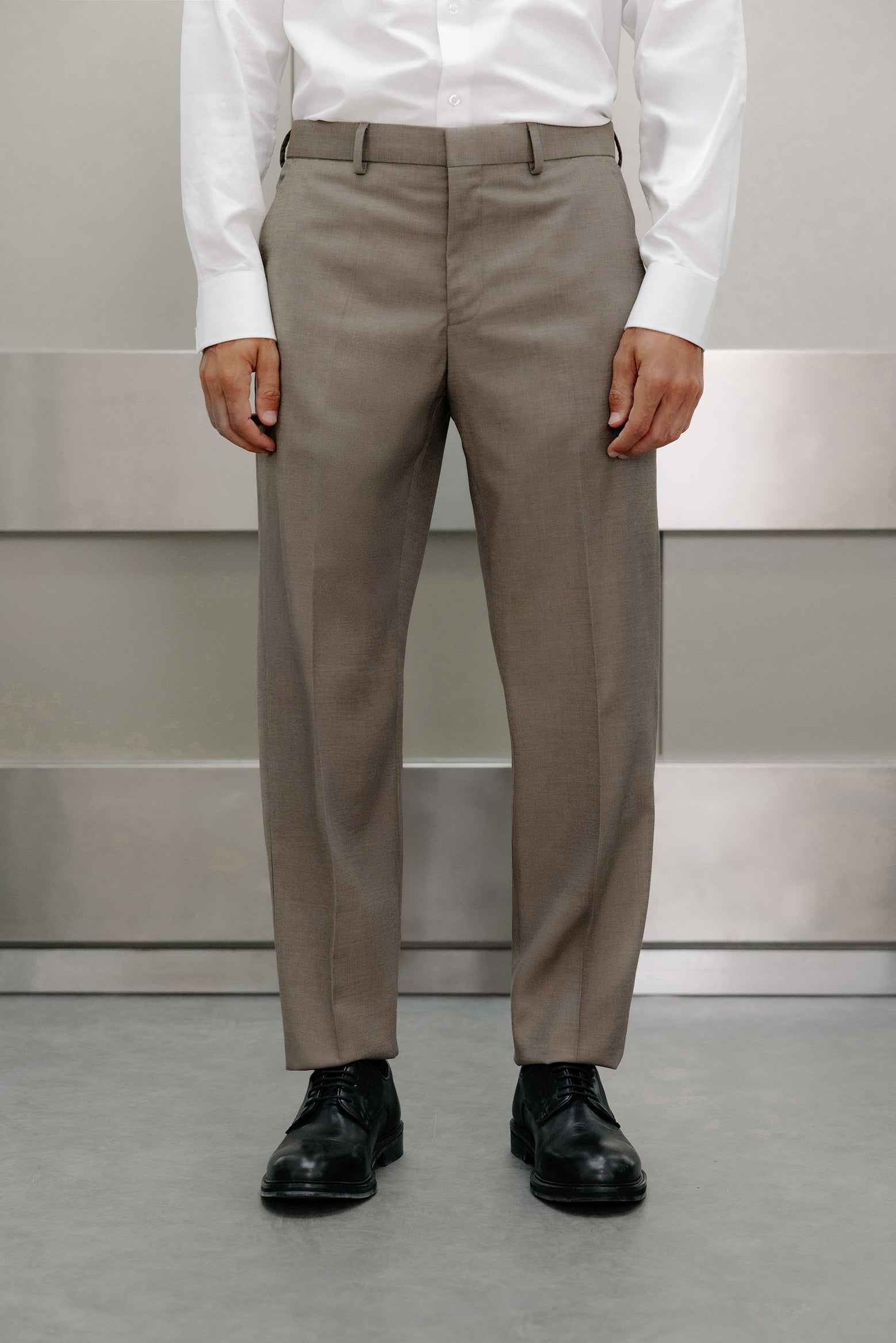 Pantalón traje slim fit falso liso