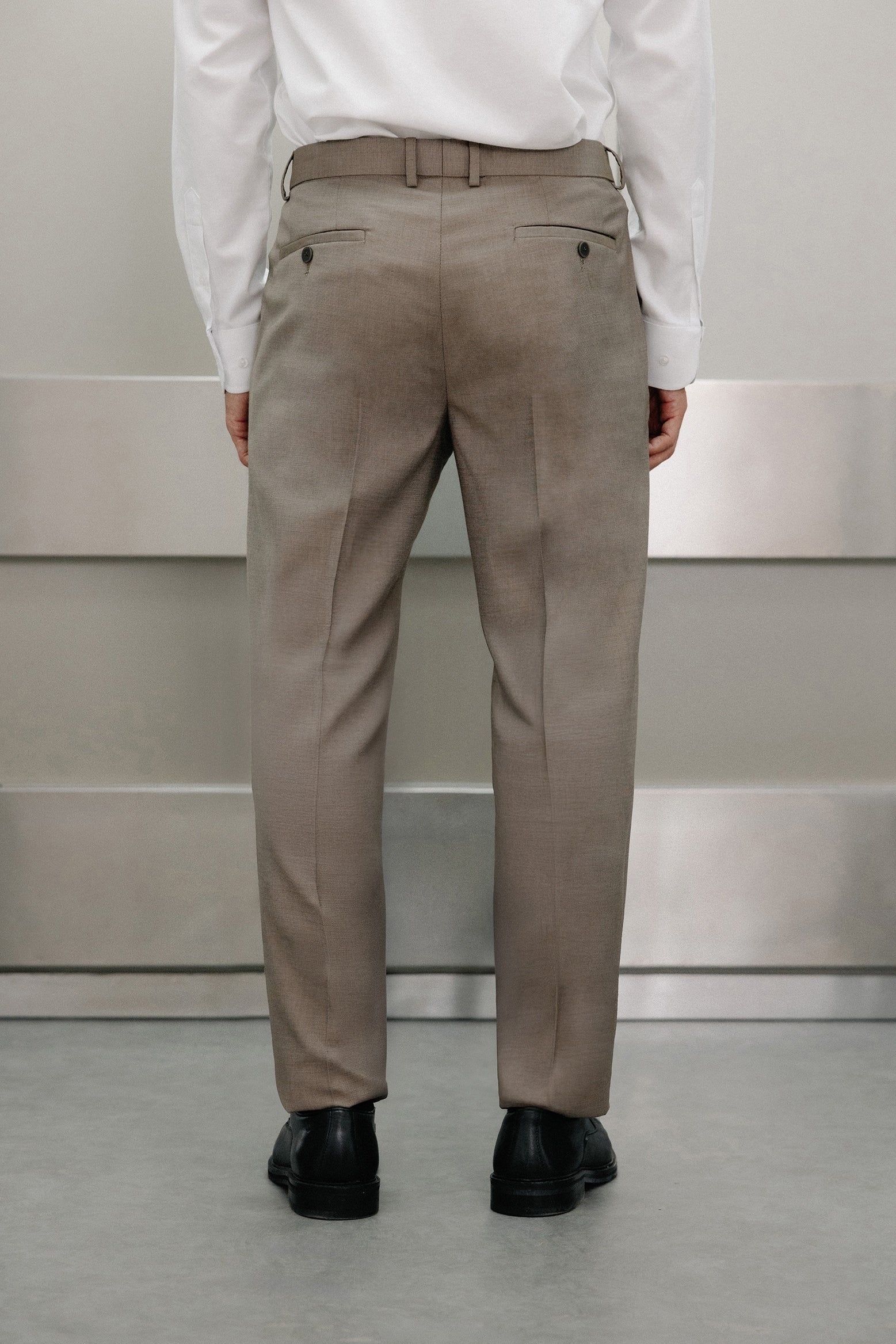 Pantalón traje slim fit falso liso