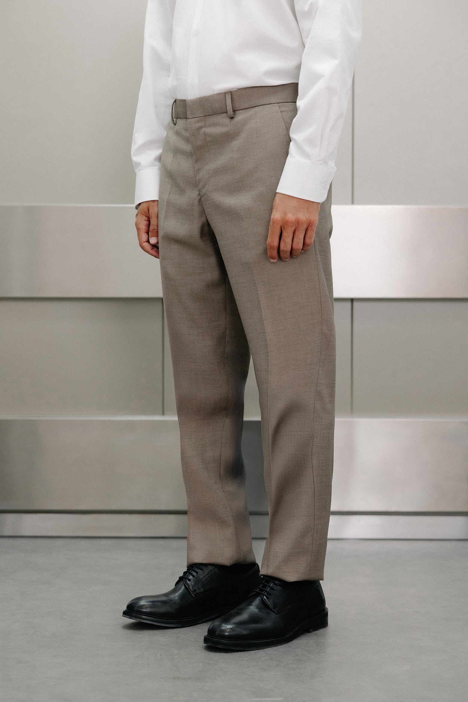 Pantalón traje slim fit falso liso
