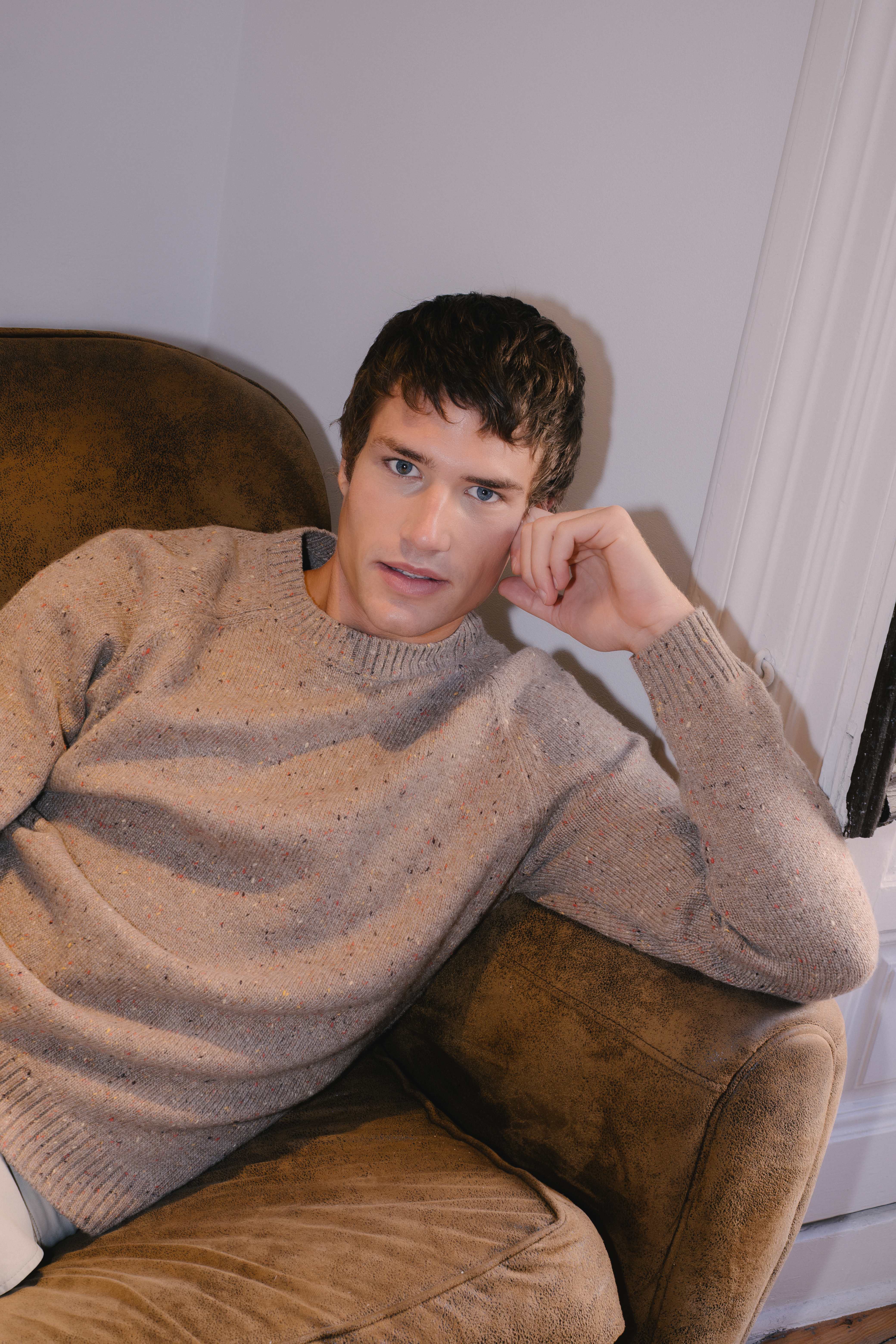 Crew neck sweater with nep yarn