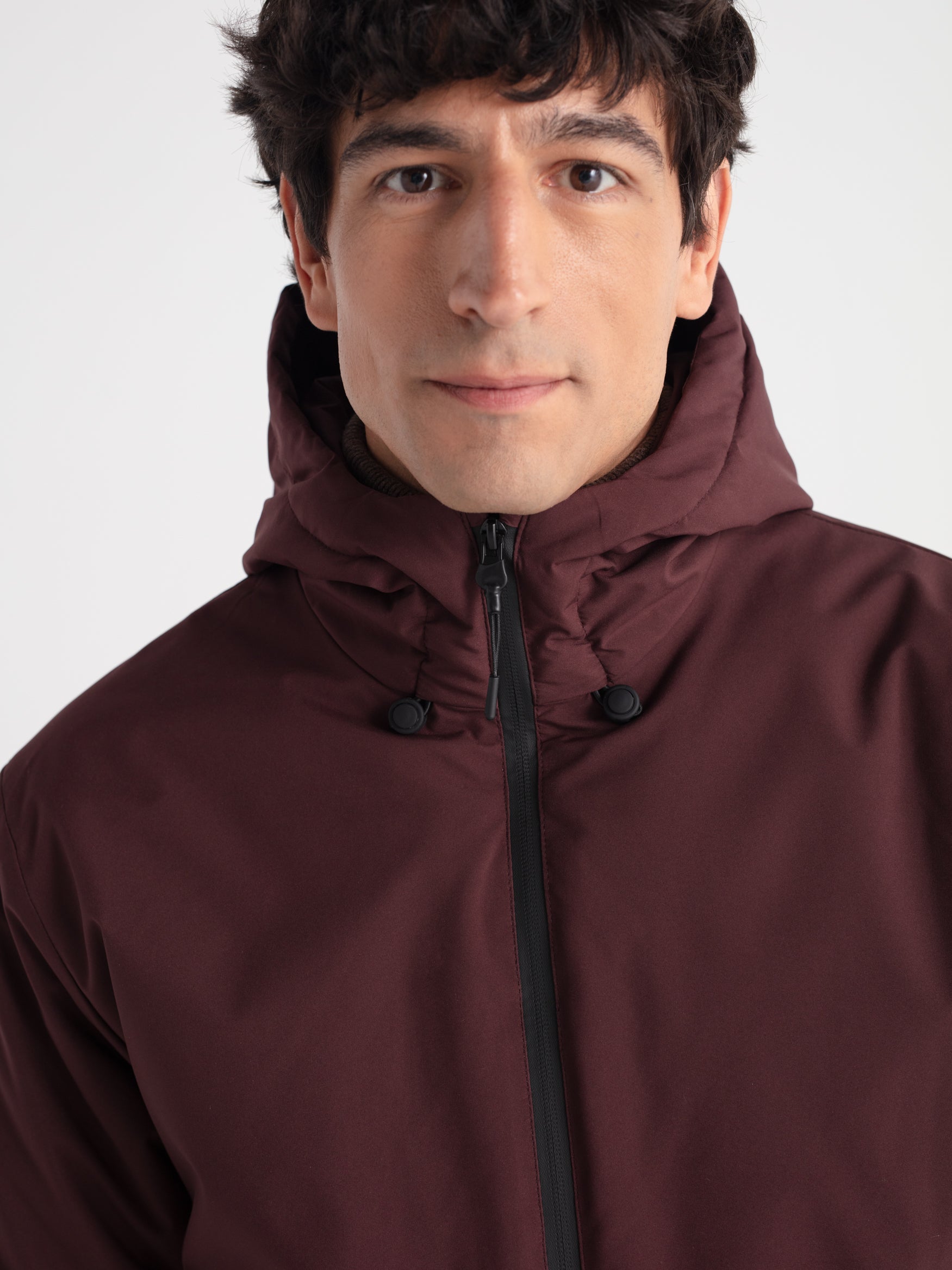 Cazadora funcional con capucha