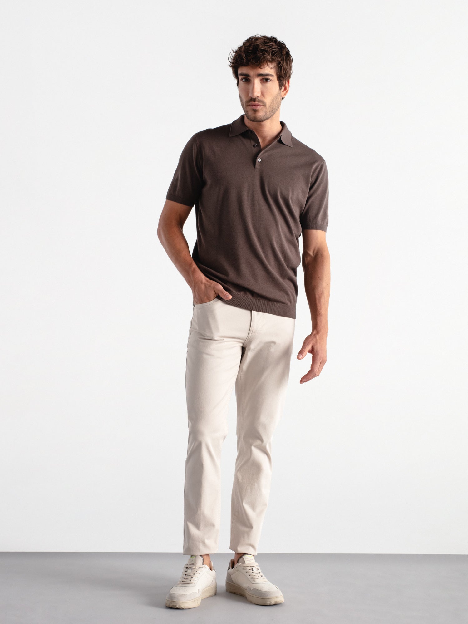 Pantalón slim fit sarga