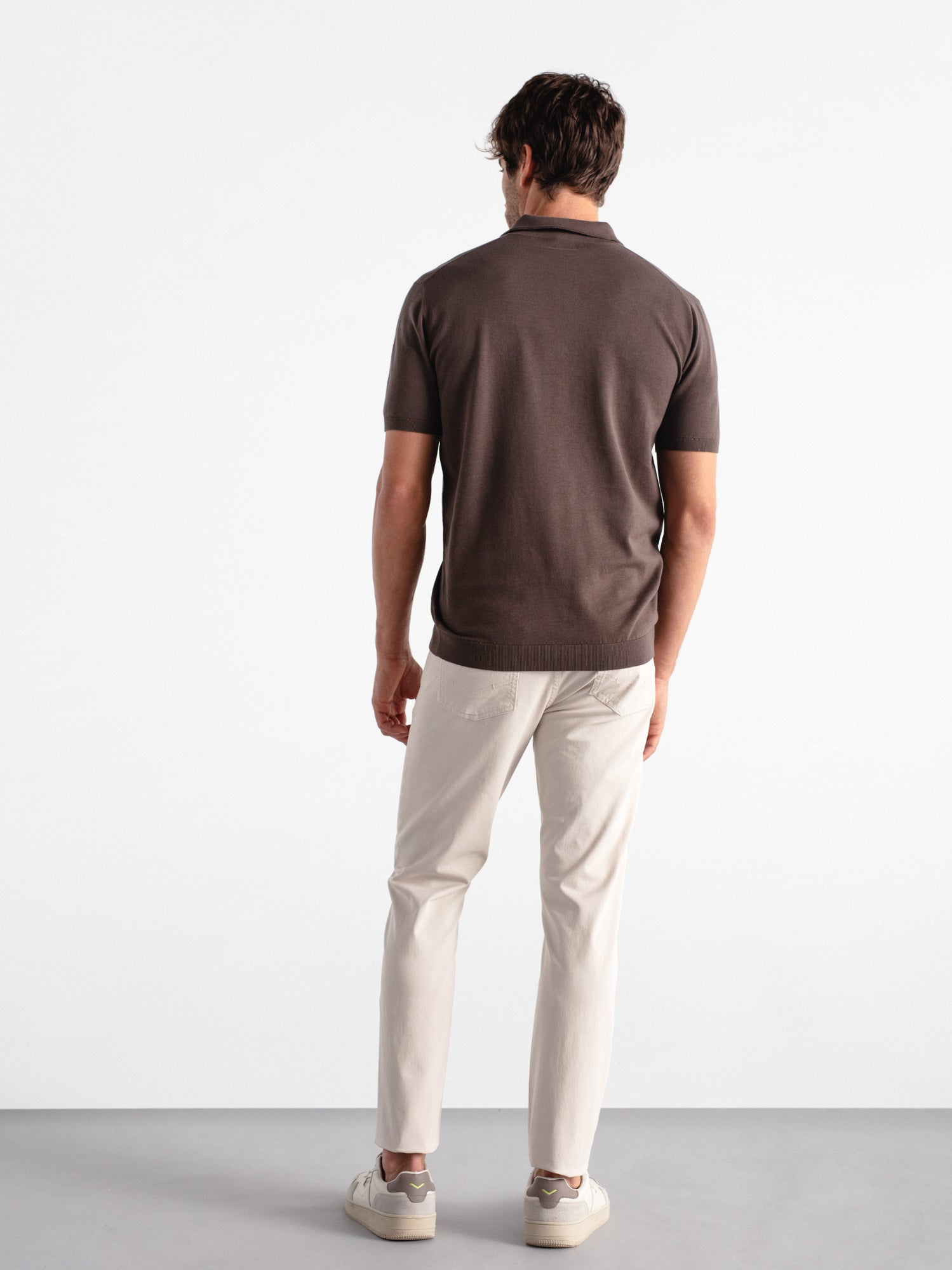Pantalón slim fit sarga