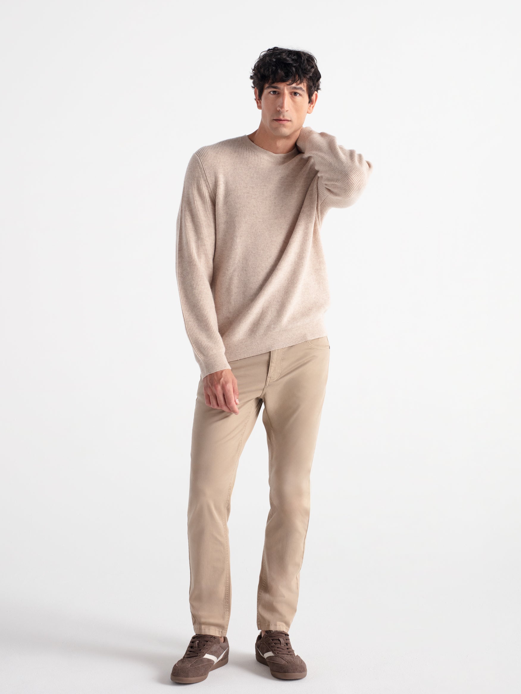 Pantalón slim fit sarga