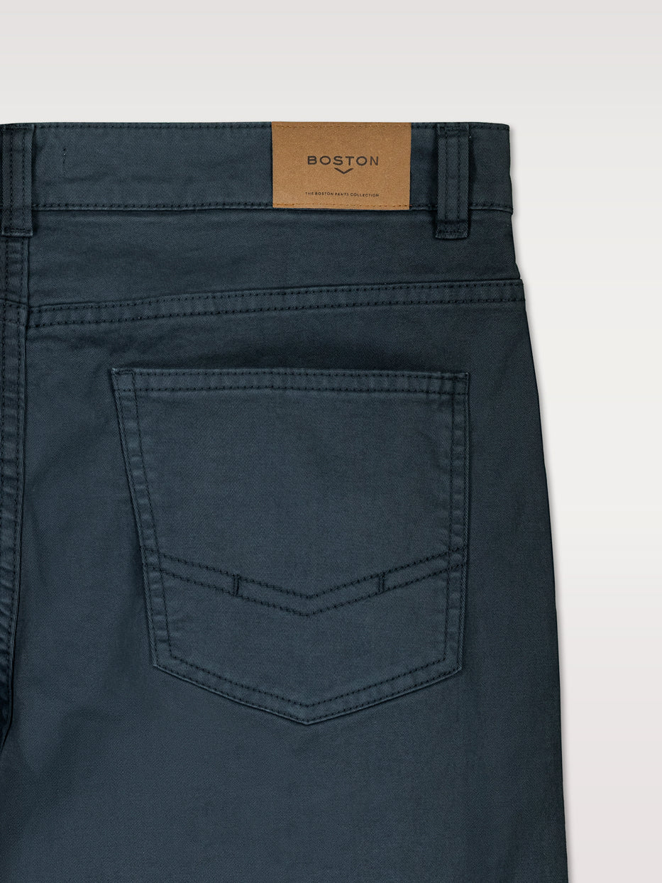 Pantalón slim fit sarga