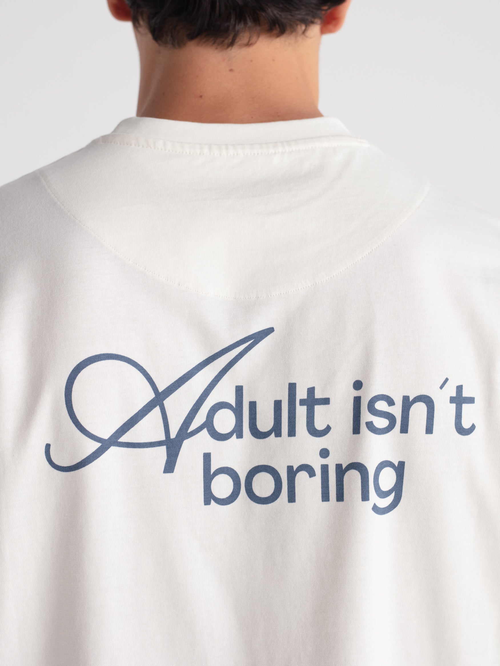 Camiseta oversize "Adult isn't boring"