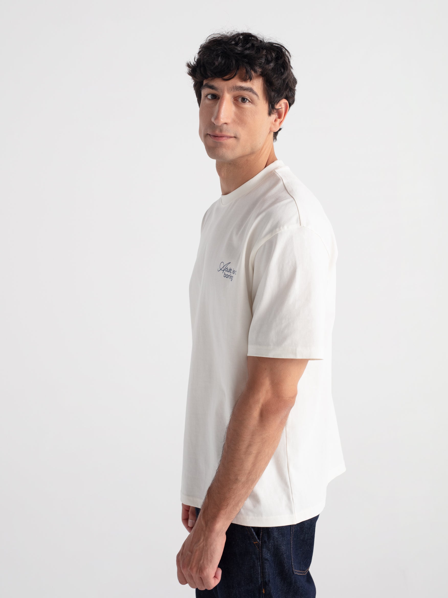 Camiseta oversize "Adult isn't boring"