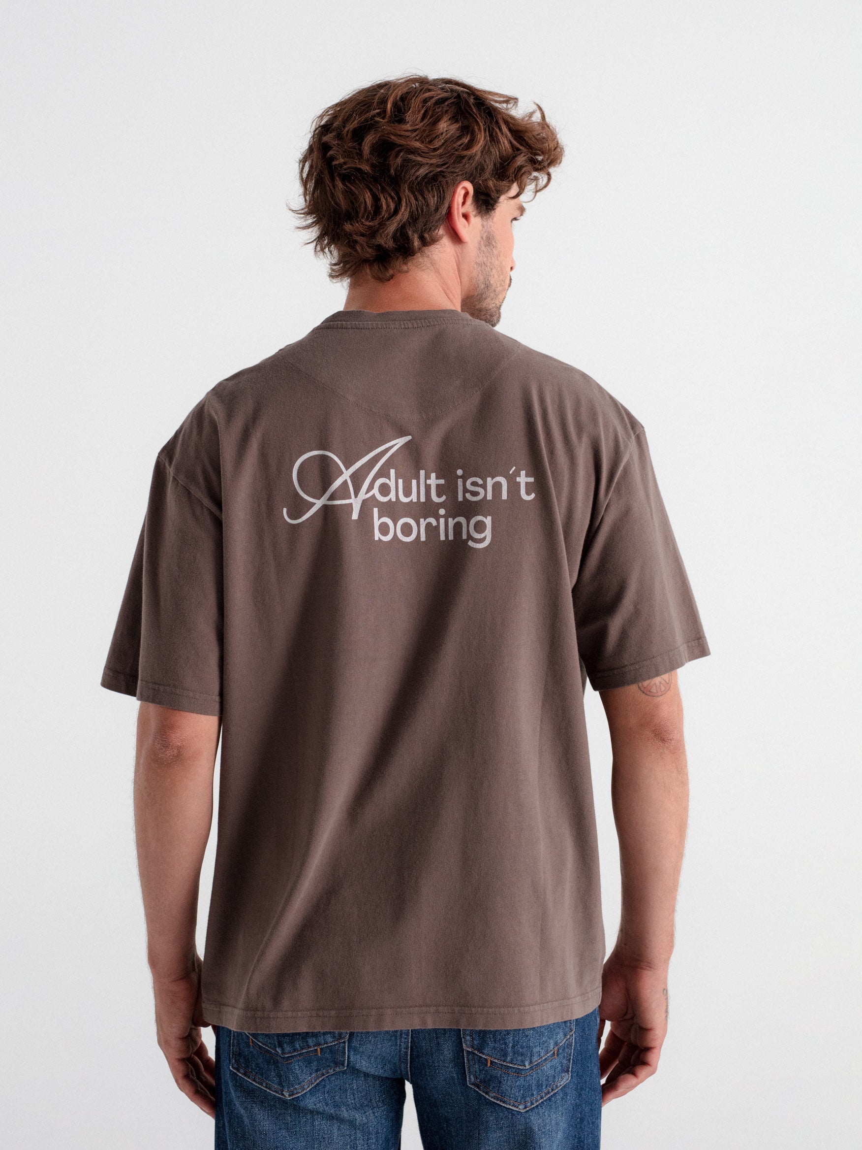 Camiseta oversize "Adult isn't boring"