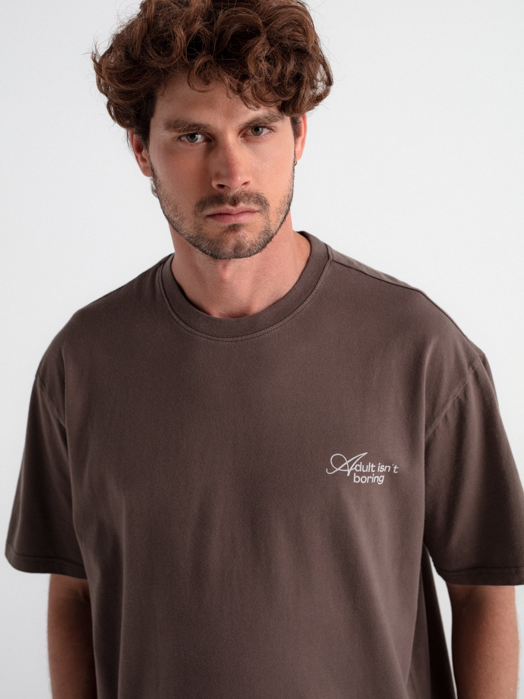 Camiseta oversize "Adult isn't boring"