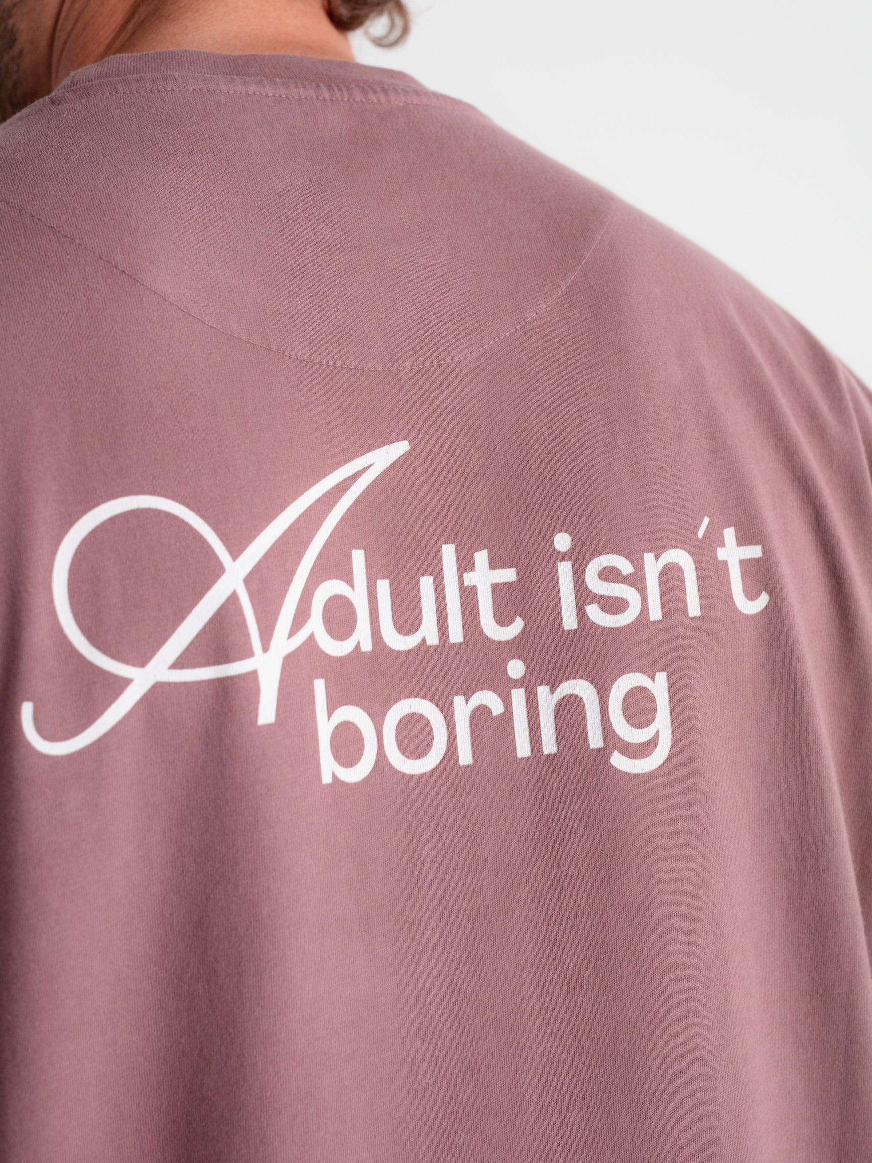 Camiseta oversize "Adult isn't boring"