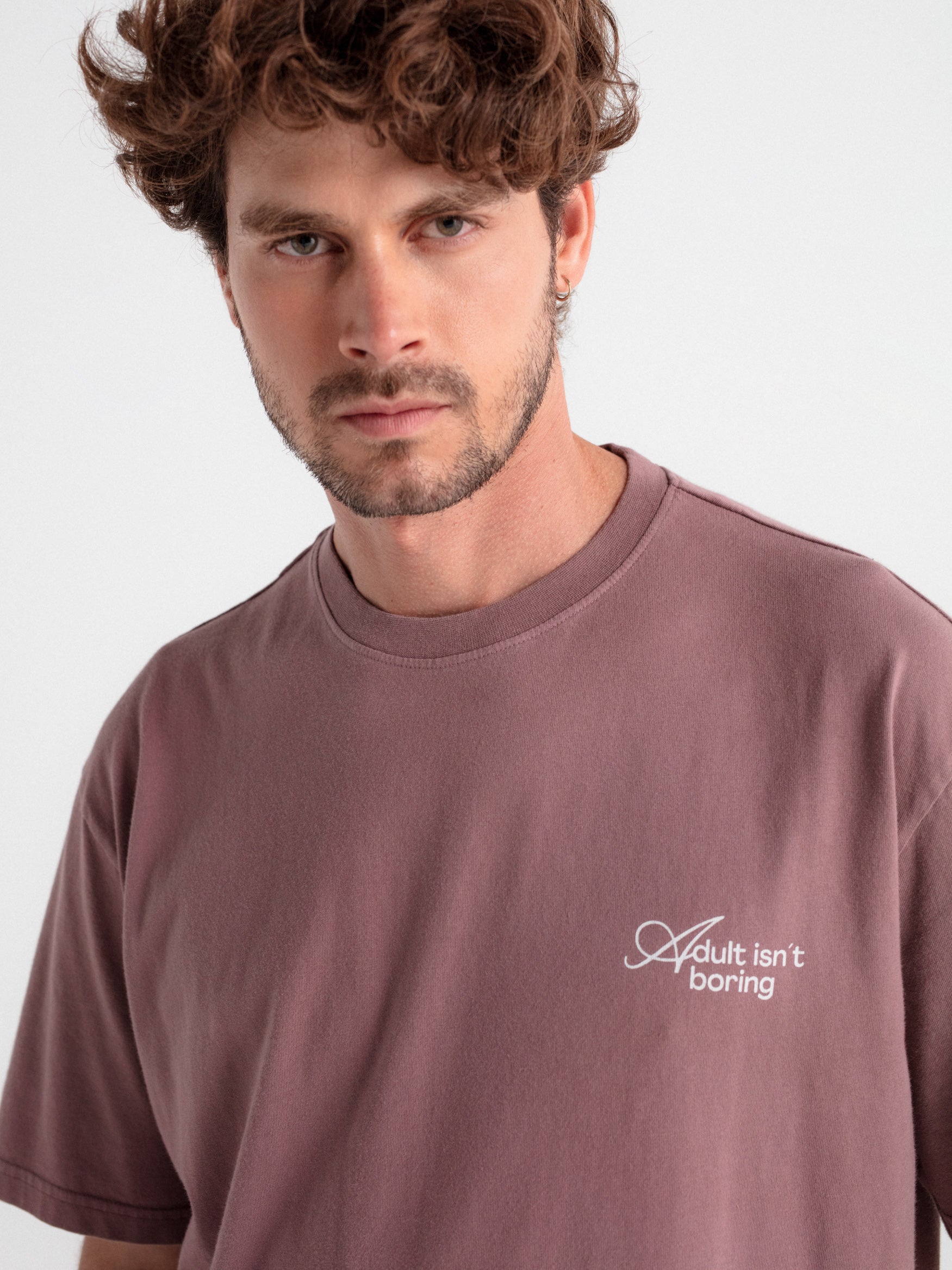 Camiseta oversize "Adult isn't boring"