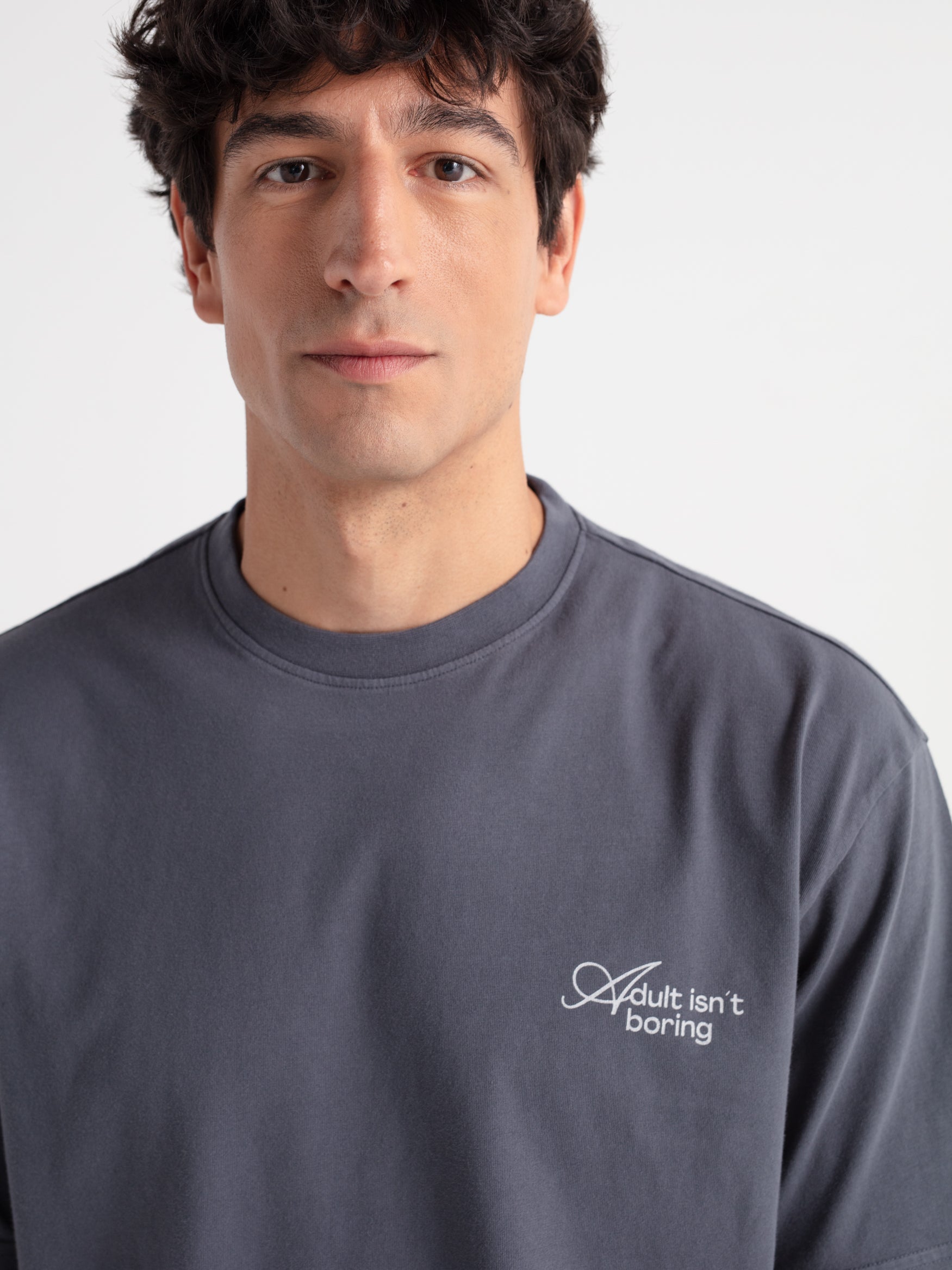Camiseta oversize "Adult isn't boring"