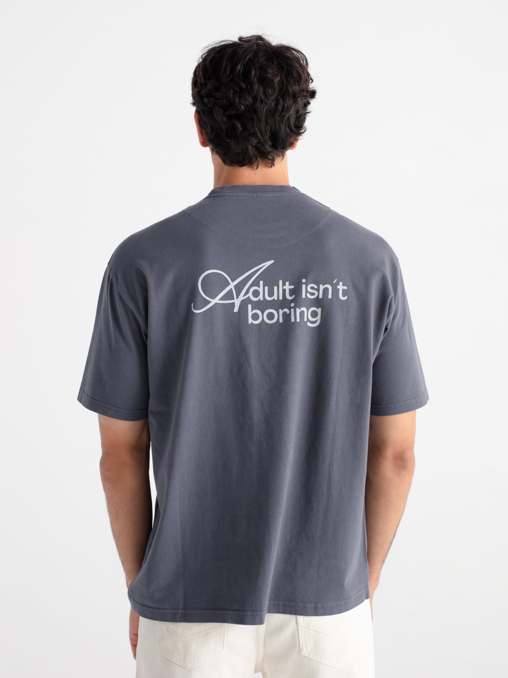 Camiseta oversize "Adult isn't boring"