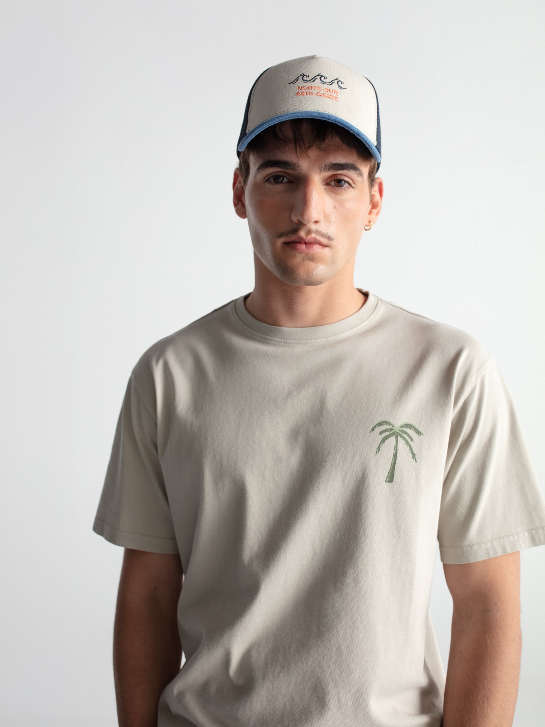 Camiseta confort gráfica "Ventana"