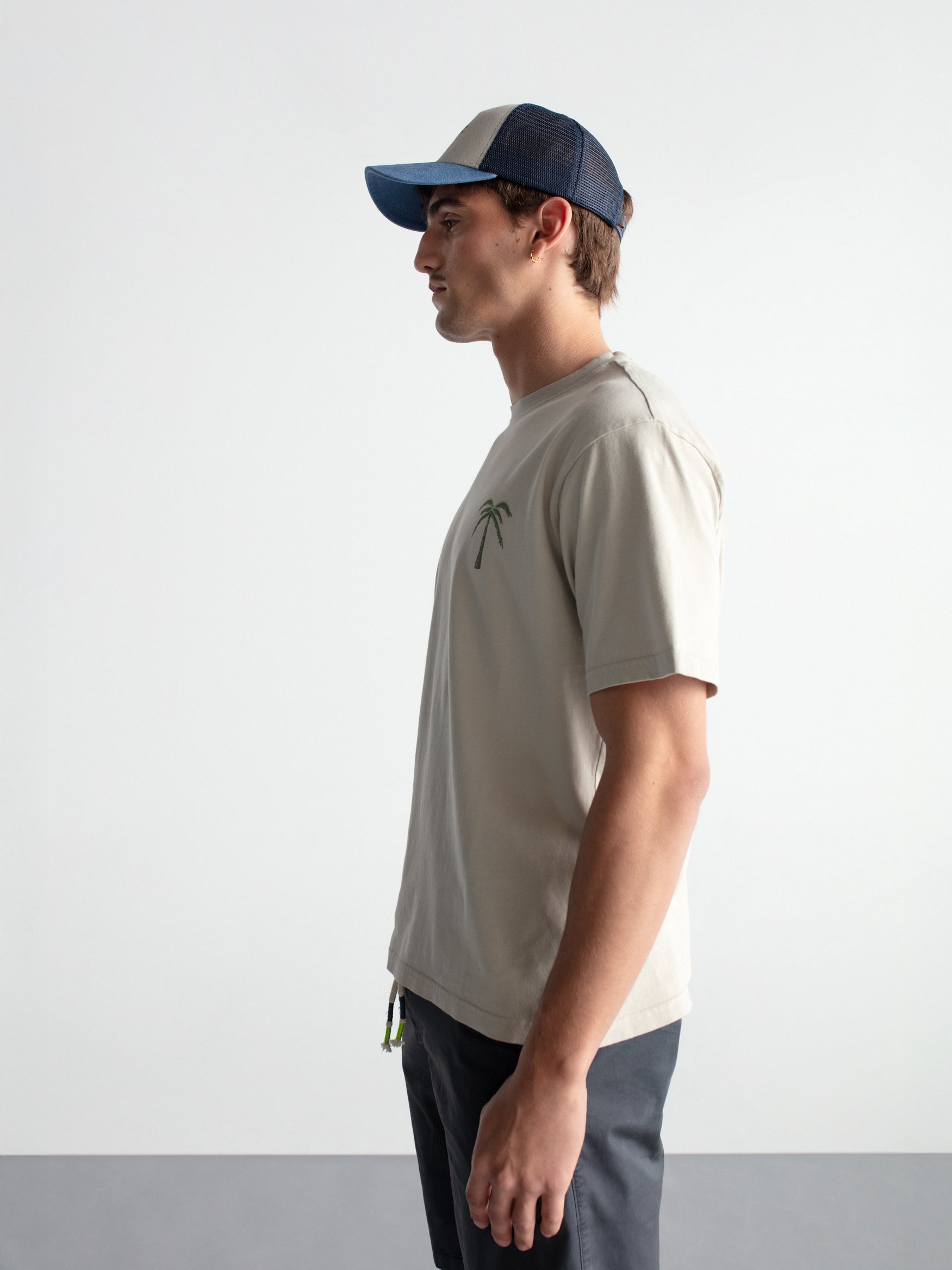 Camiseta confort gráfica "Ventana"