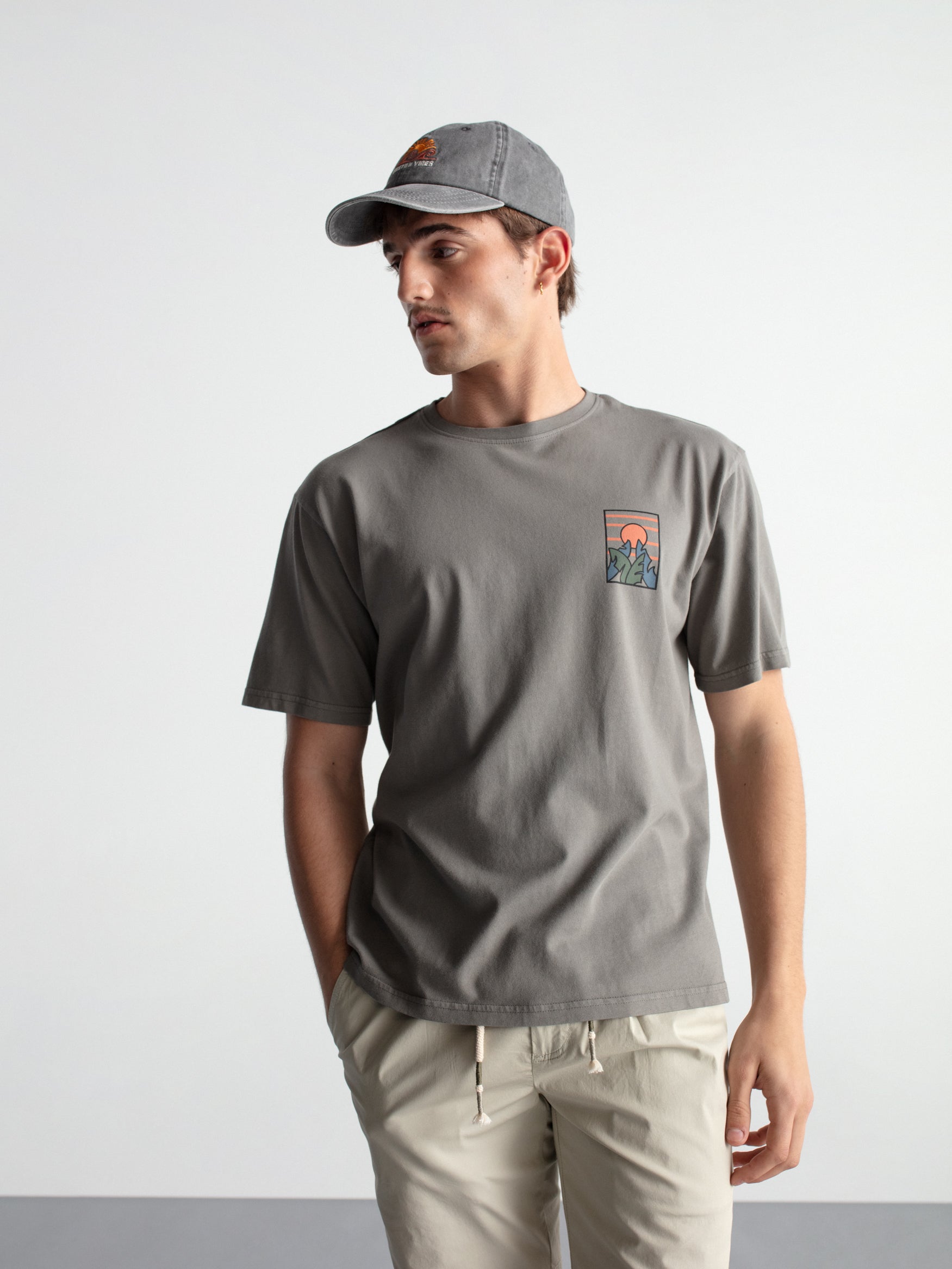 Camiseta confort gráfica "Paisaje palmeras"