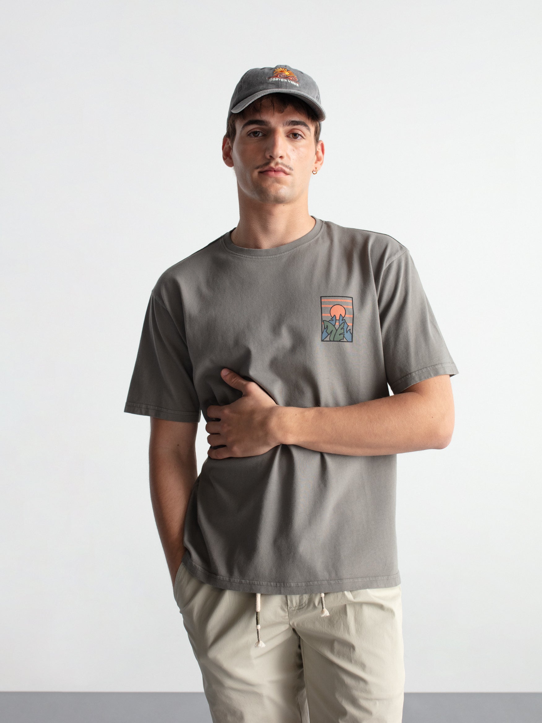 Camiseta confort gráfica "Paisaje palmeras"