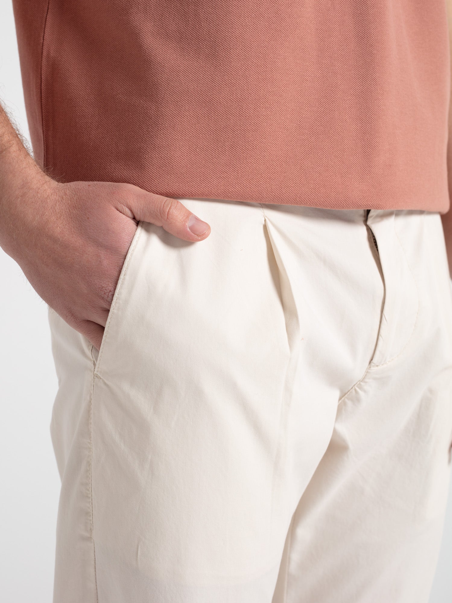 Pantalón chino con pinzas