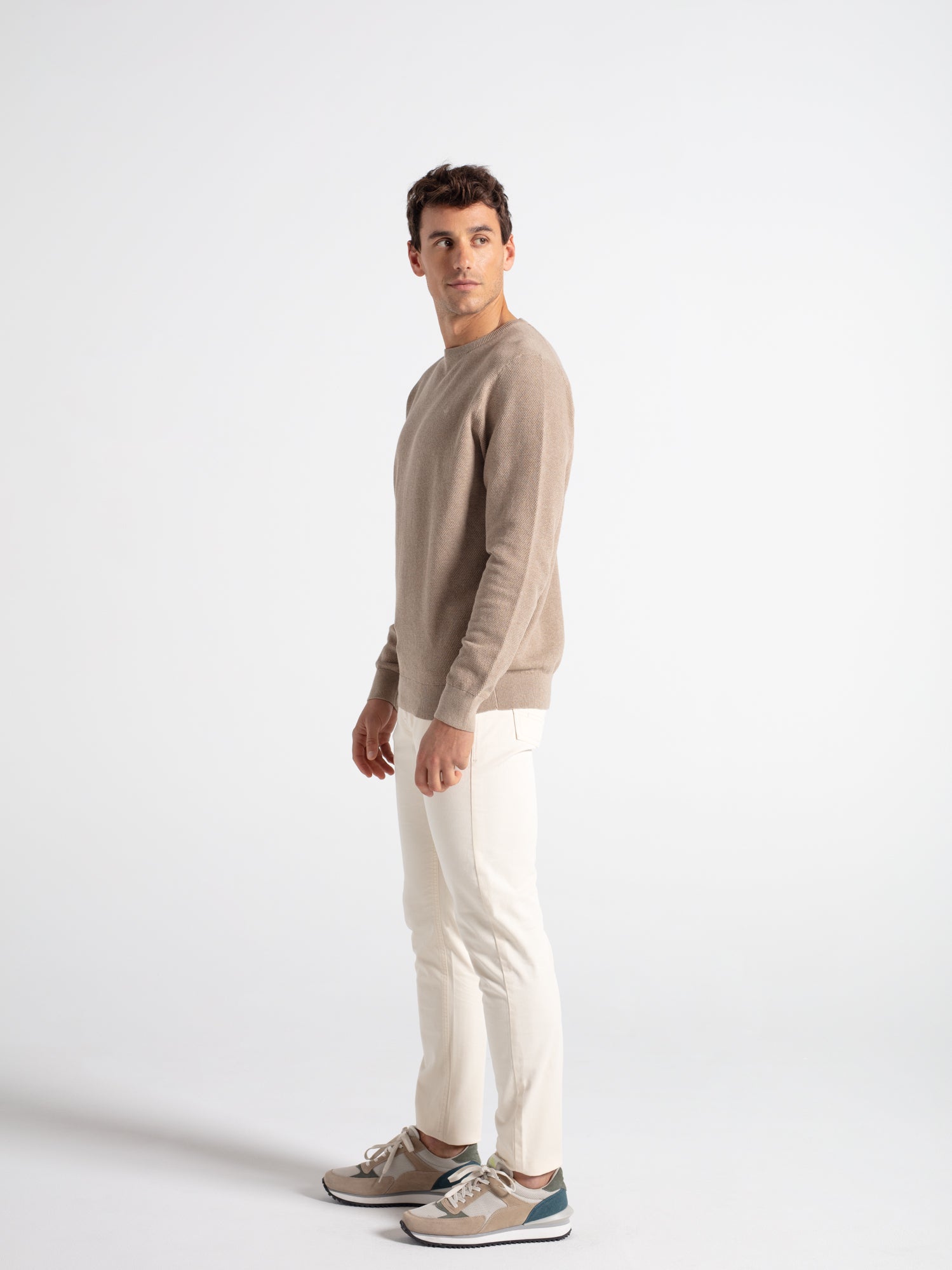 Pantalón slim fit sarga