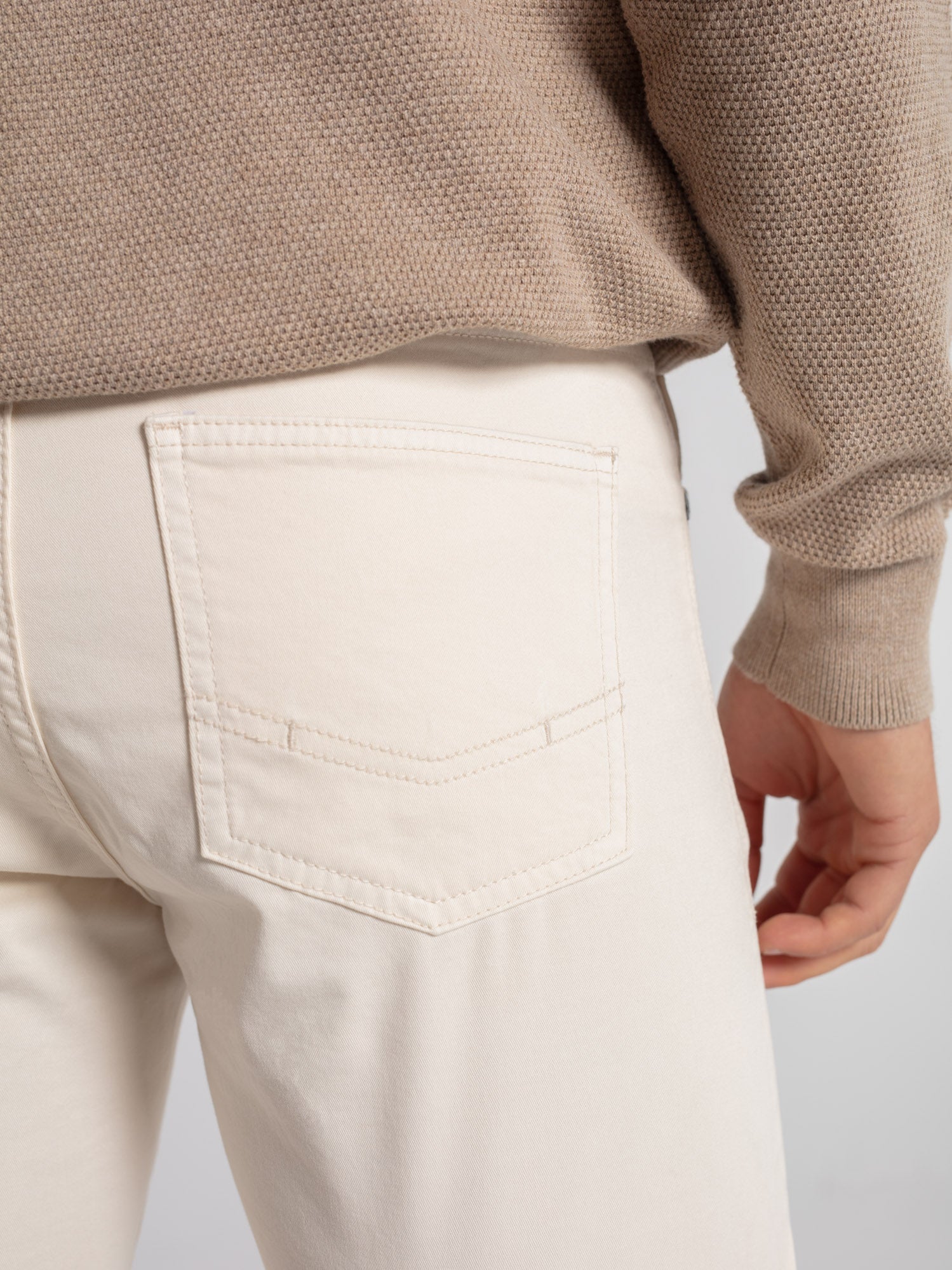 Pantalón slim fit sarga