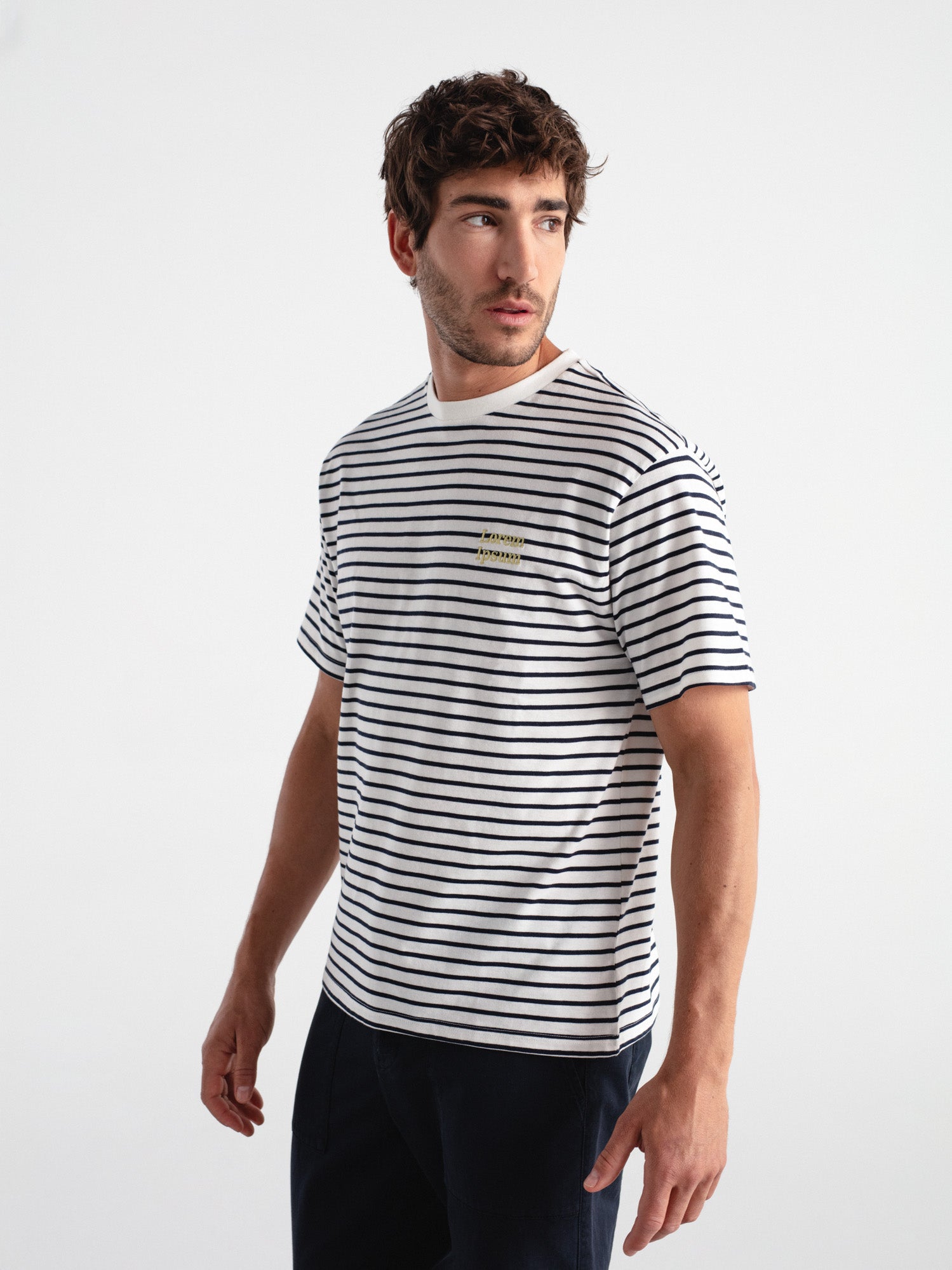 Camiseta confort rayas bordado