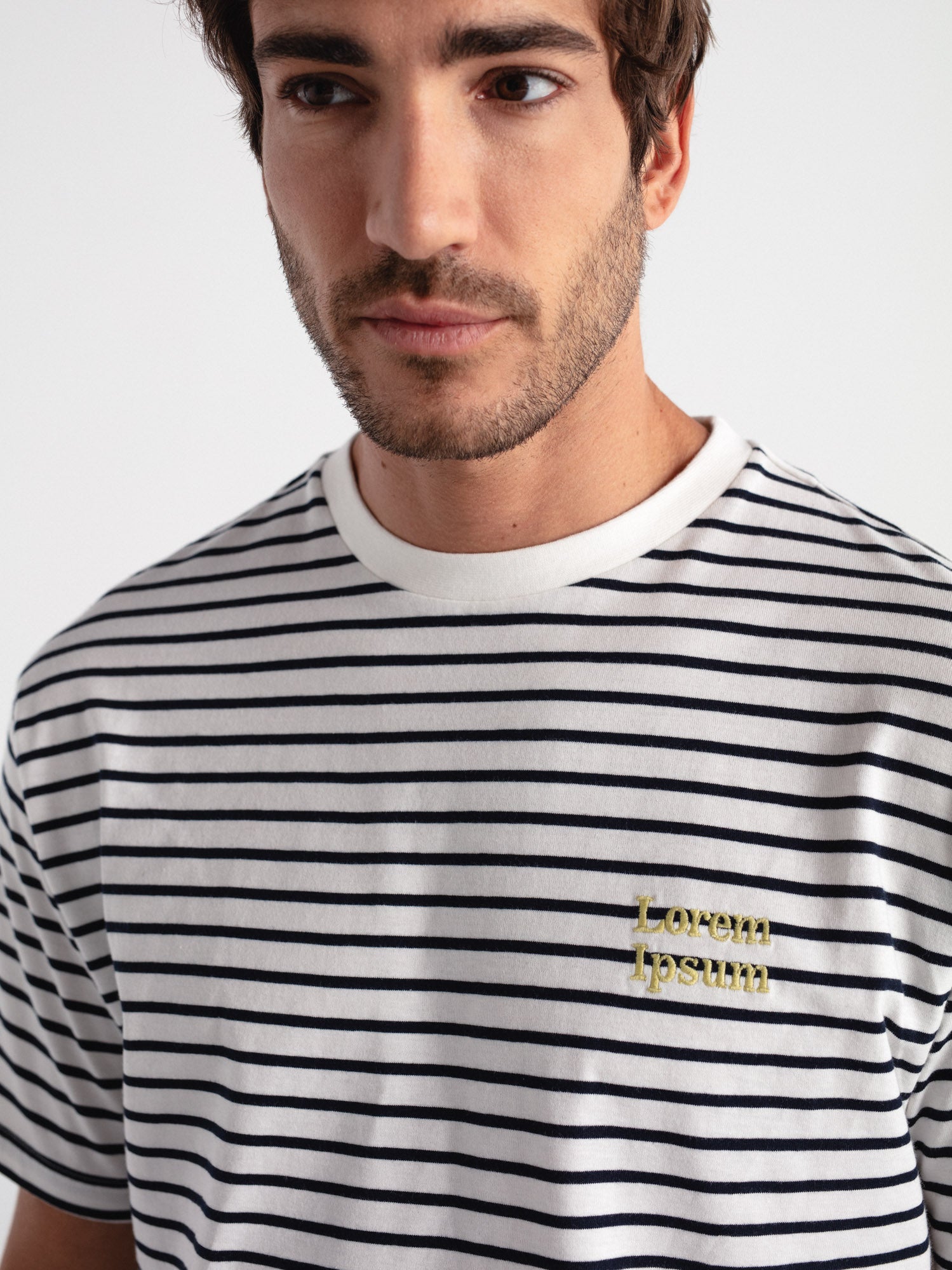 Camiseta confort rayas bordado