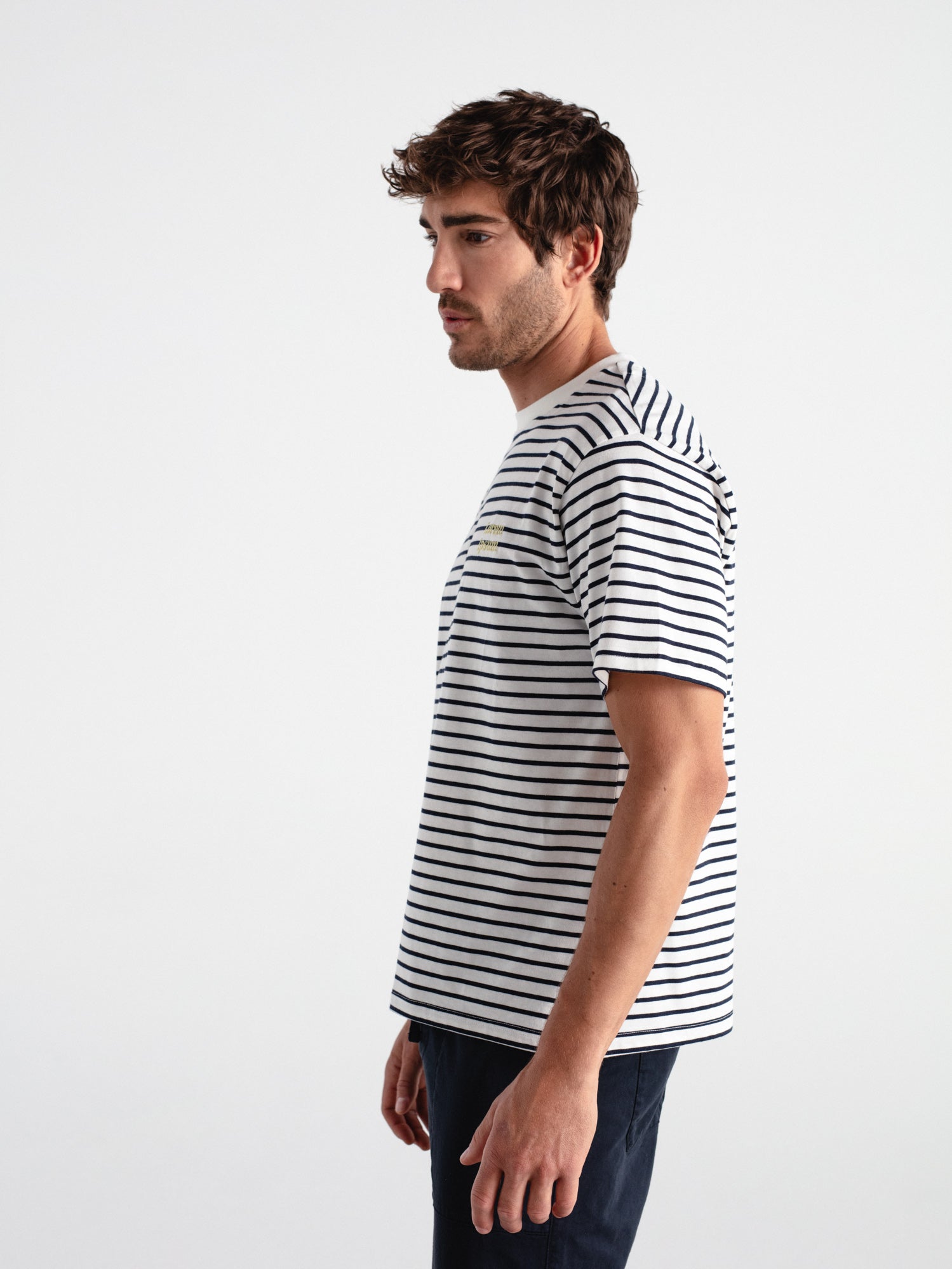 Camiseta confort rayas bordado