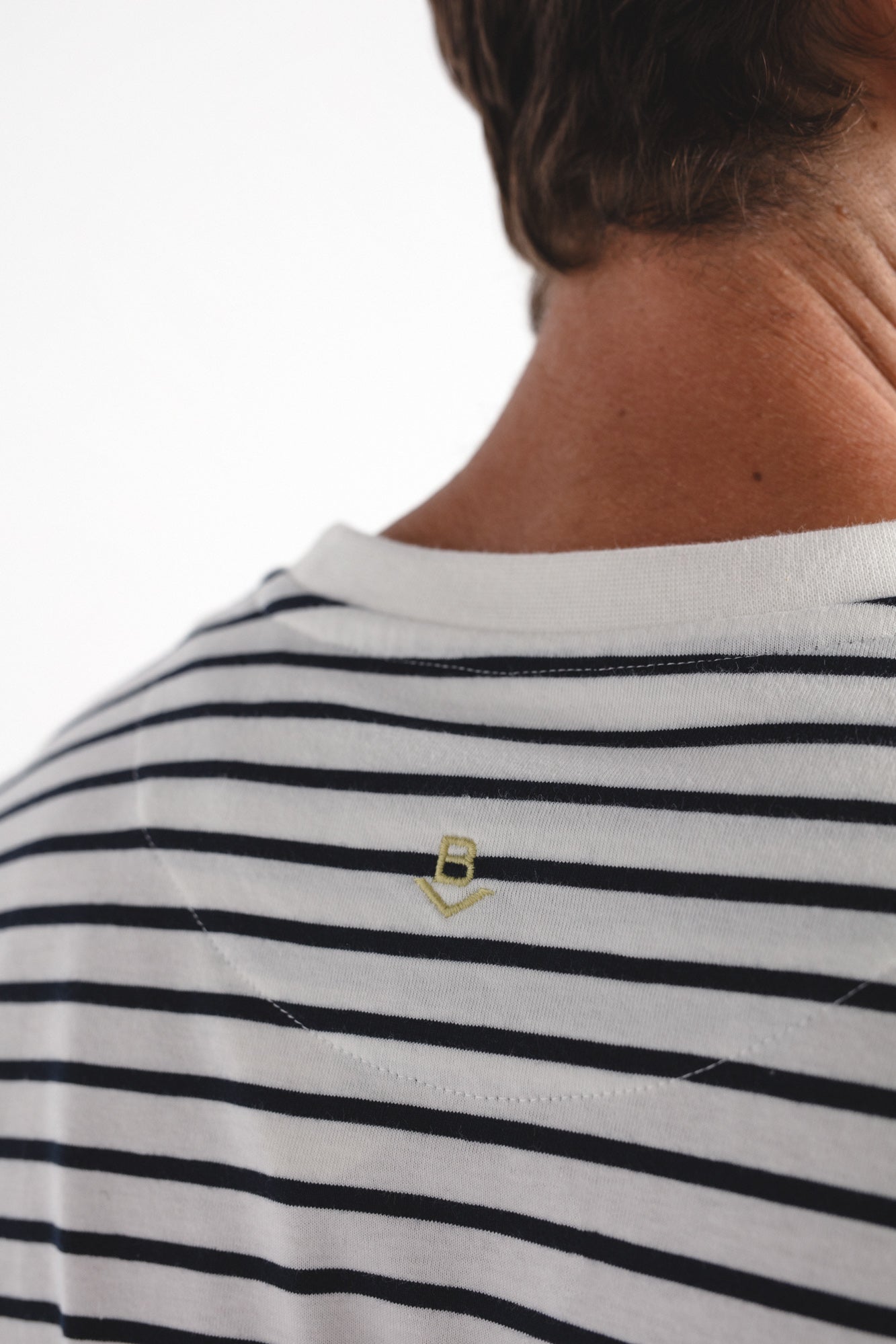 Camiseta confort rayas bordado