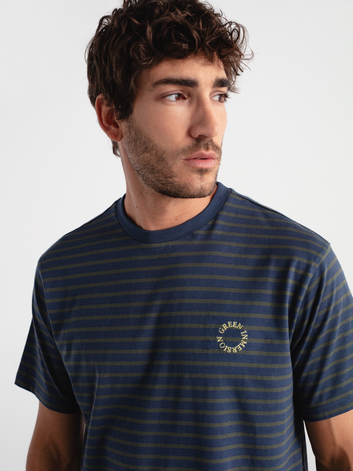 Camiseta confort rayas bordado