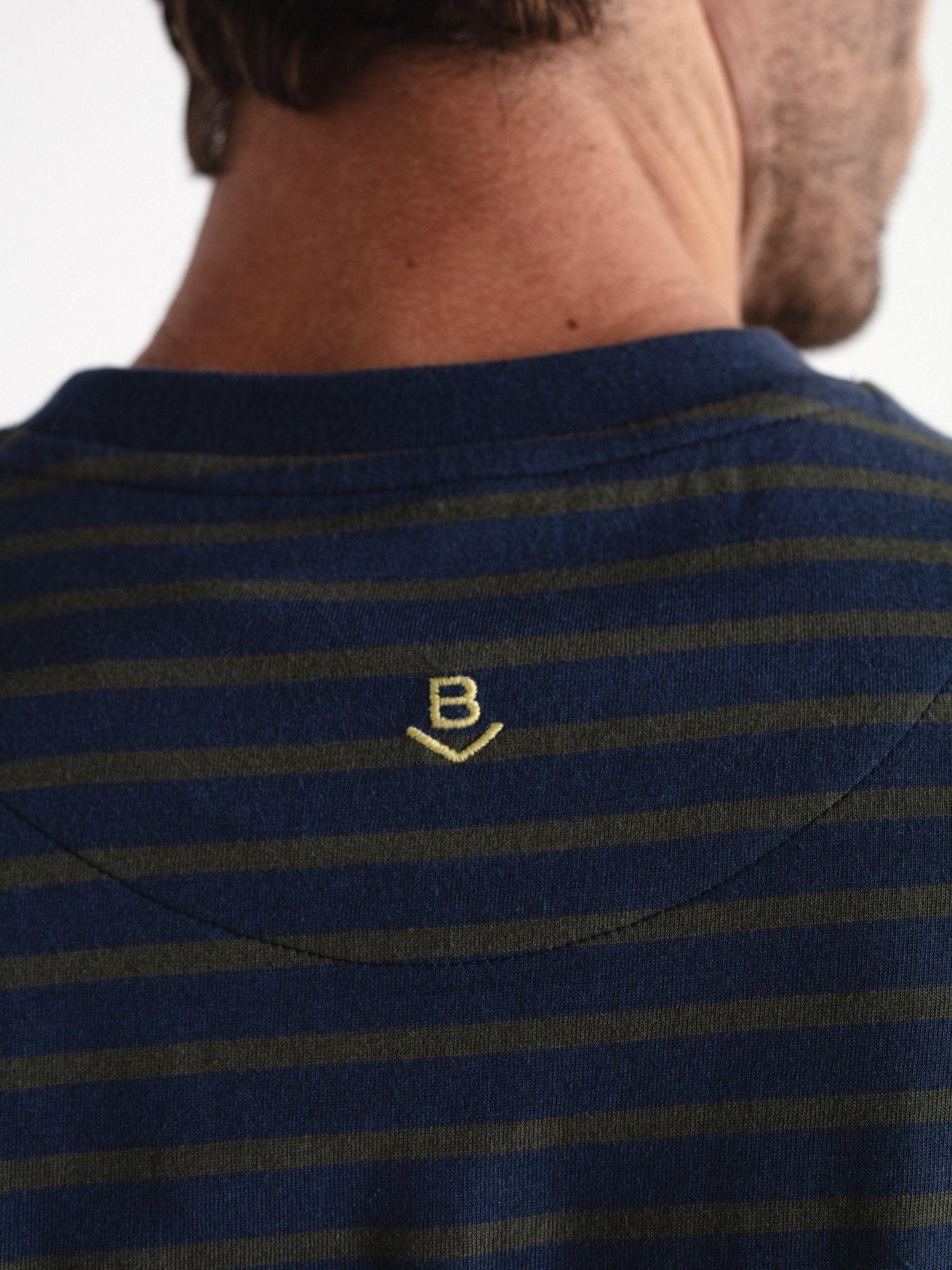 Camiseta confort rayas bordado