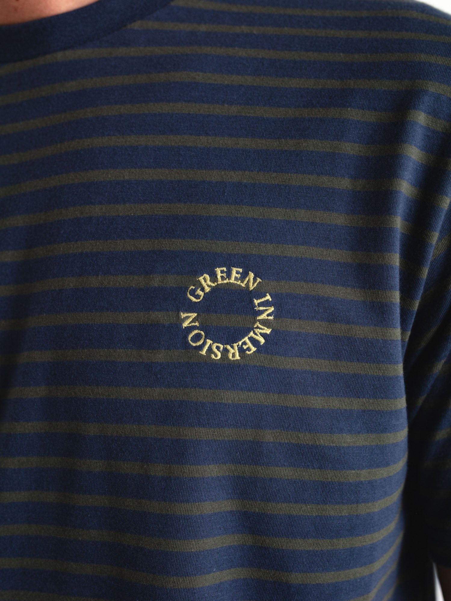 Camiseta confort rayas bordado