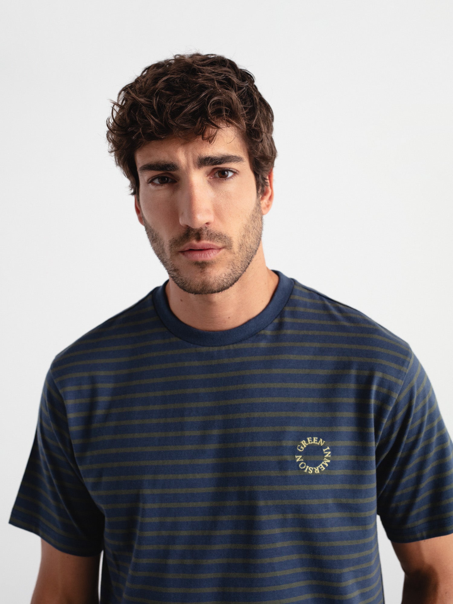 Camiseta confort rayas bordado