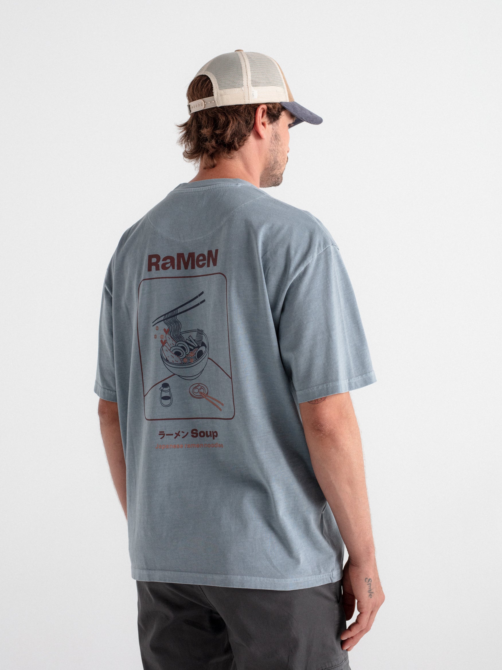 Camiseta oversize gráfica ramen