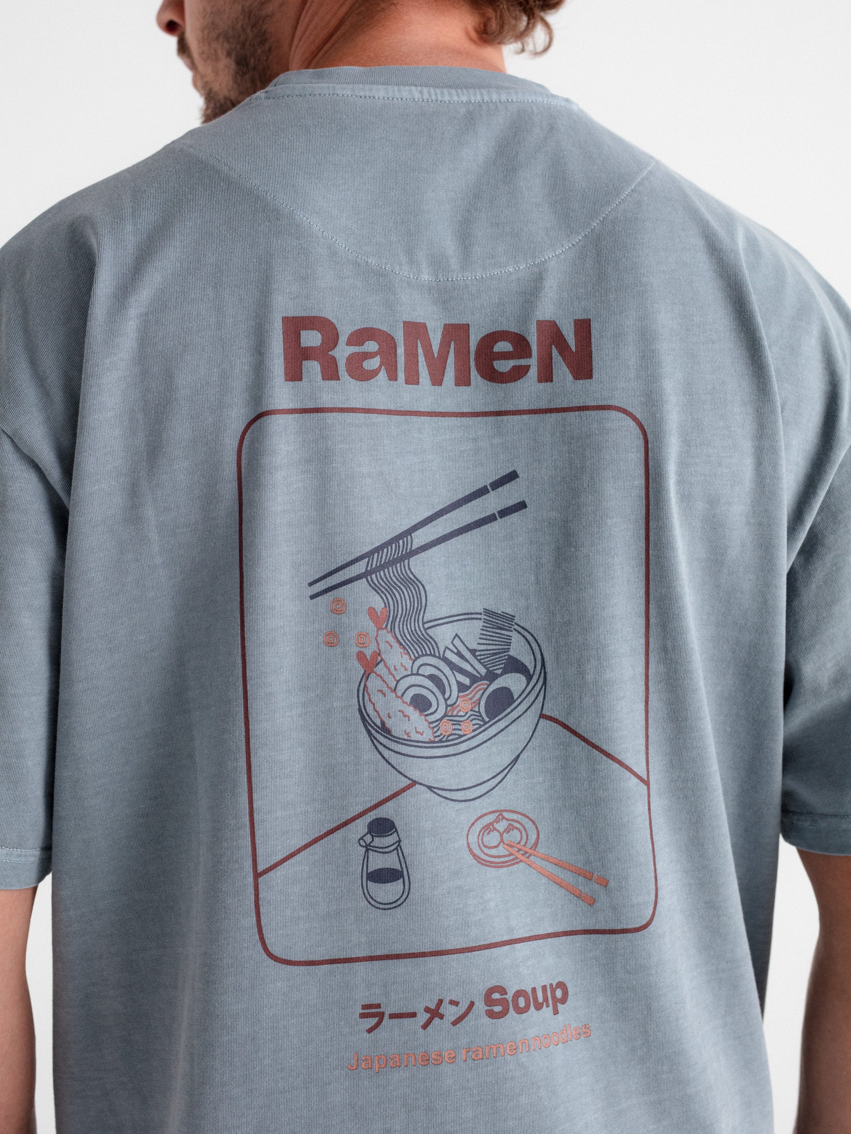 Camiseta oversize gráfica ramen