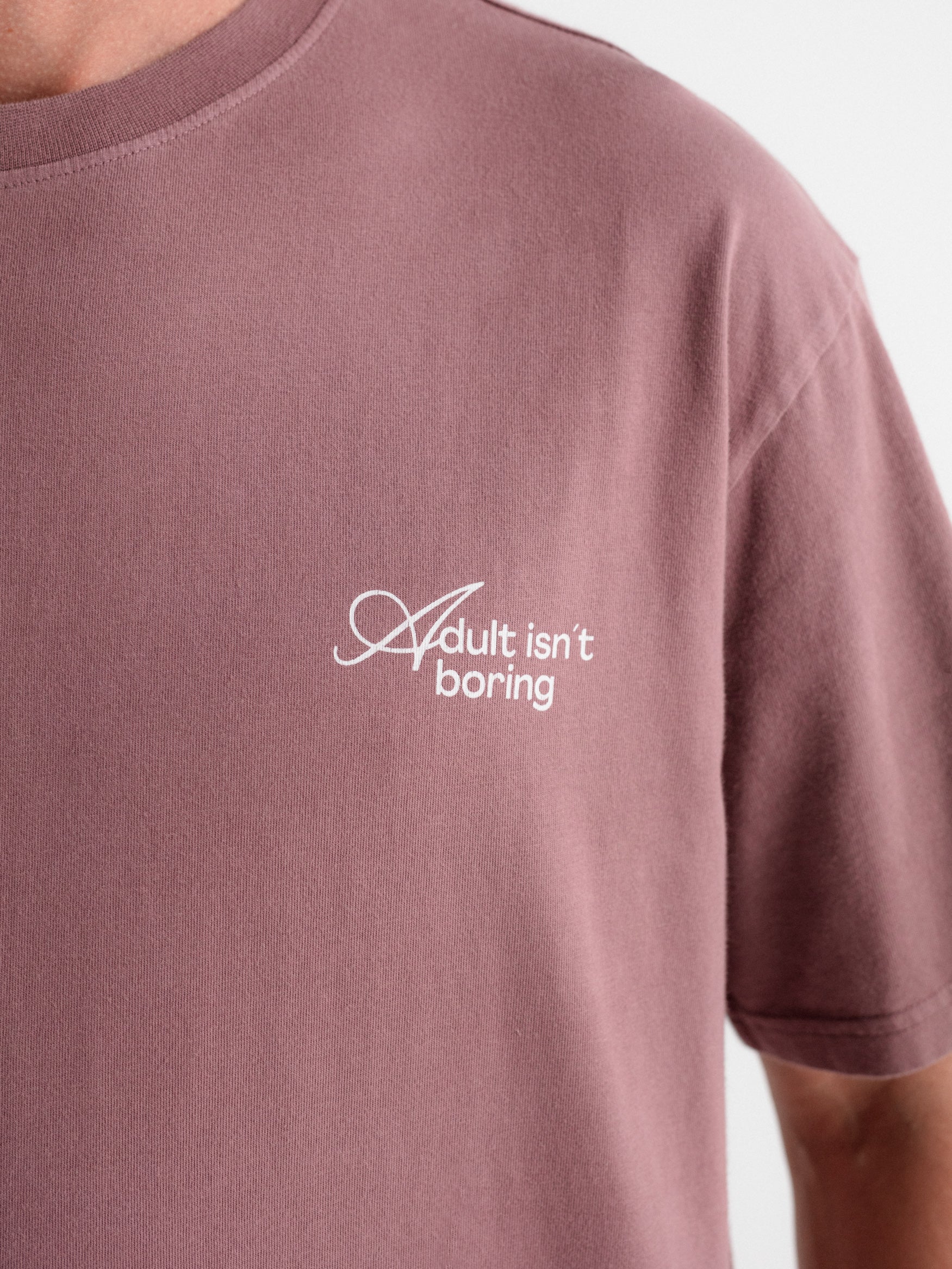 Camiseta oversize "Adult isn't boring"